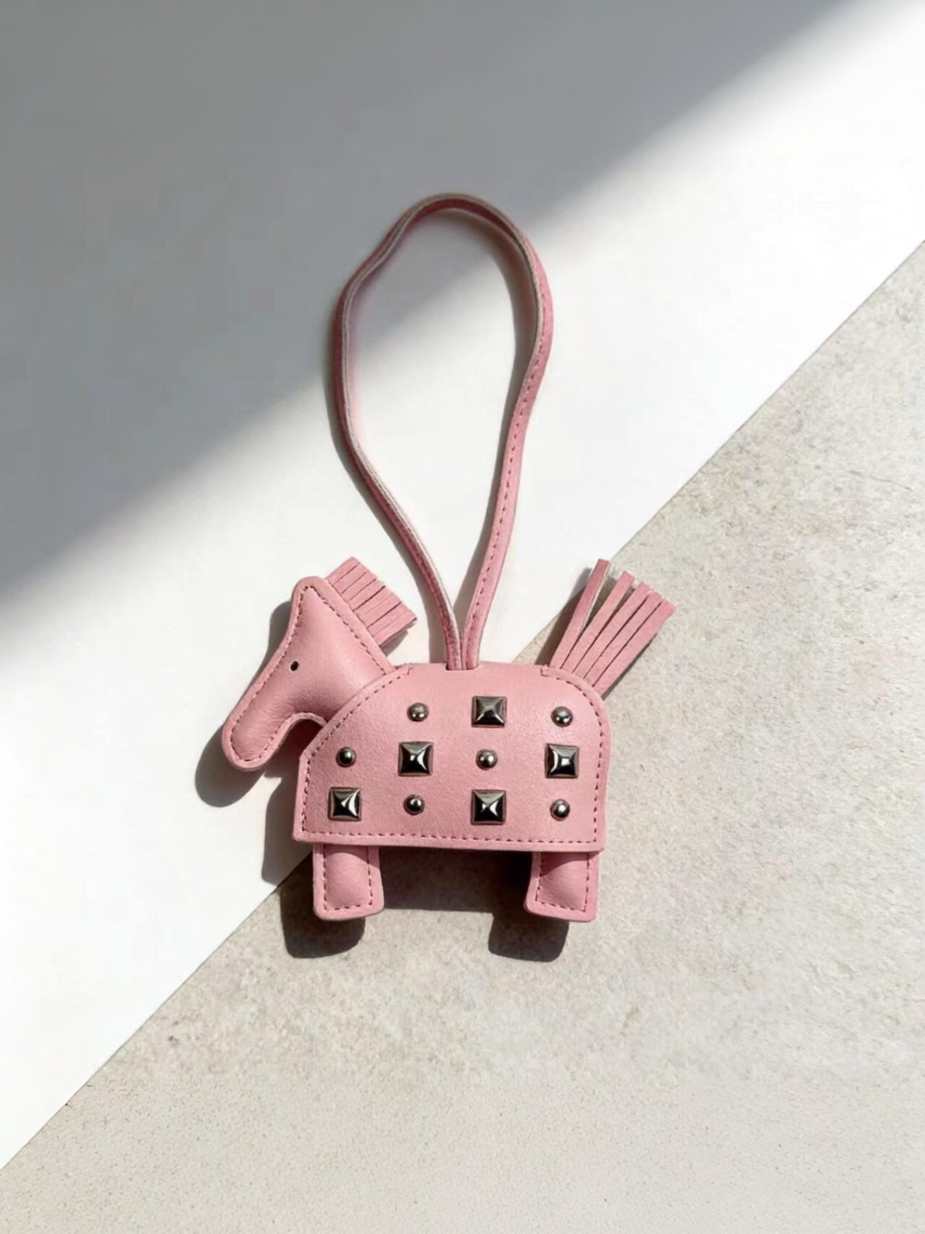 Double-Sided Stud Horse Bag Charm, Leather Handmade Warhorse Keychain Pendant, Creative Car Key Ring, Box Bag Accessory