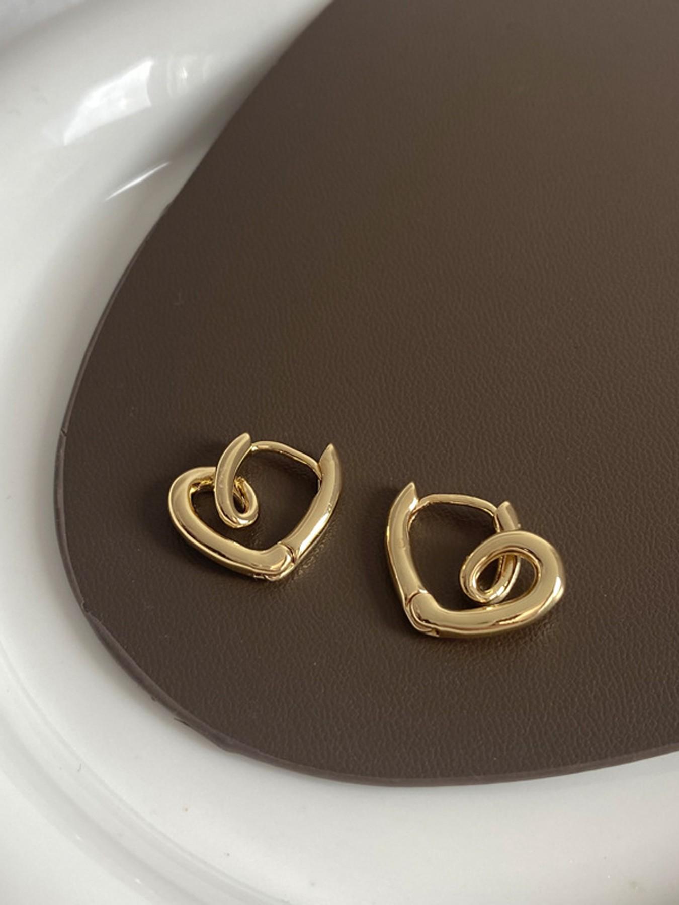 Women's Heart-Shaped Metal Ear Studs, Korean Style Minimalist Design, Cold-Weather Fashion Accessory, Unique Women Jewelry