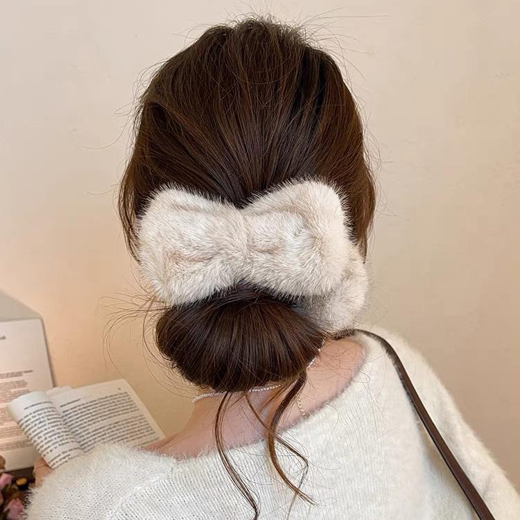 Large Bow Hair Claw Clips for Women & Girls, Elegant Soft Plush Fuzzy Hair Claws, Stylish Strong Hold Hair Accessories, Non-Slip Design Perfect for Thick & Thin Hair, Ideal for Daily Wear & Casual Hairstyling