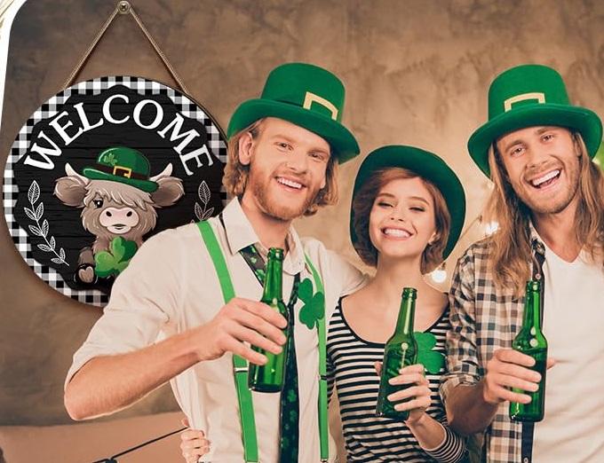 Easter Highland Cow Sign Interchangeable Welcome Sign with Magnet Detachable Hats Cute Cattle Hanging for Easter Holiday Seasonal Western Cow Decorations Birthday Home Wall Living Room Garden Cattle Farmhouse Porch Frontdoor Decor, Gift for Cow Lover