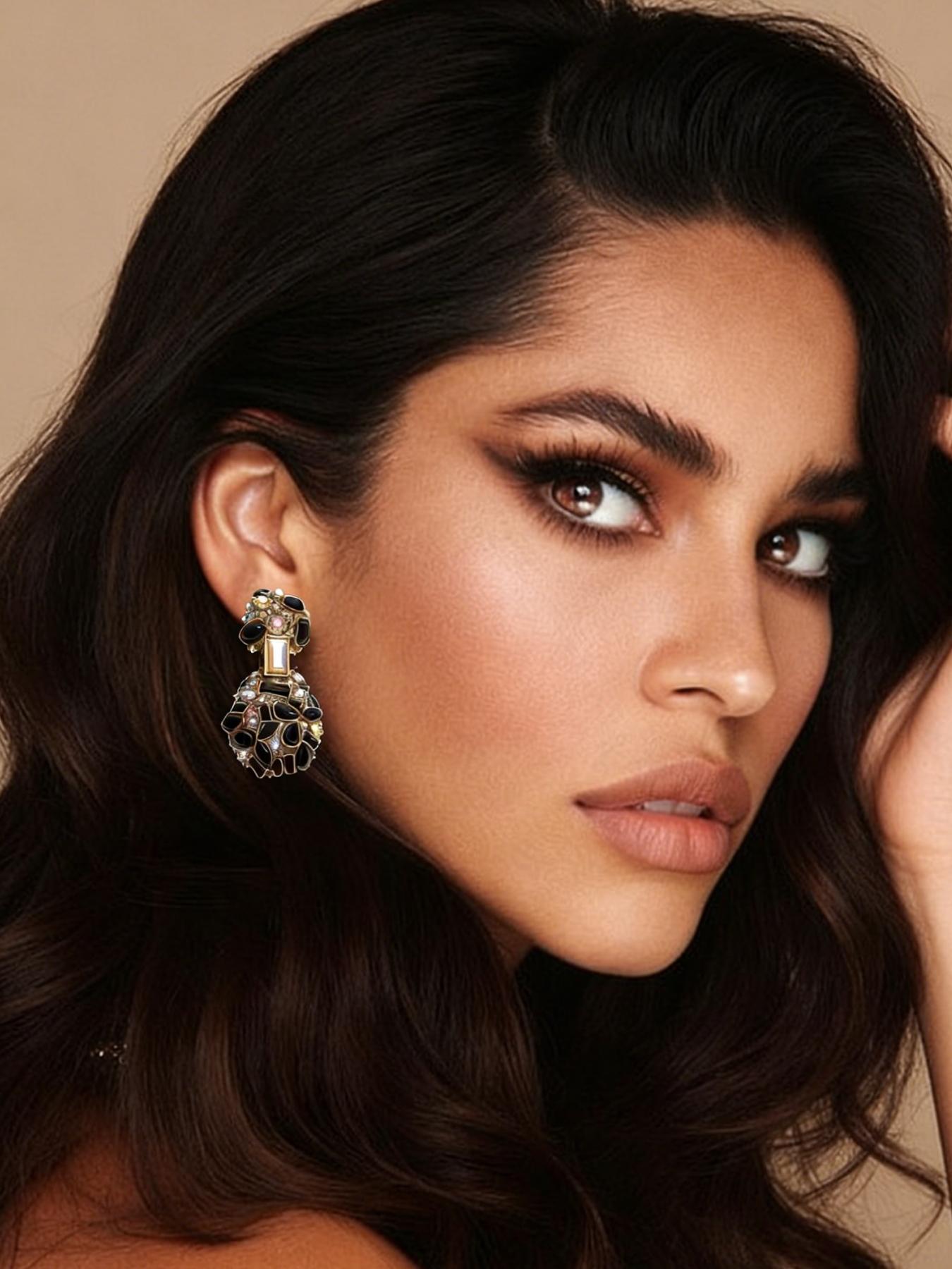 1 pair of fashionable and elegant flower shaped earrings, suitable for daily commuting, vacation and dating, and also a surprising and exquisite small gift.