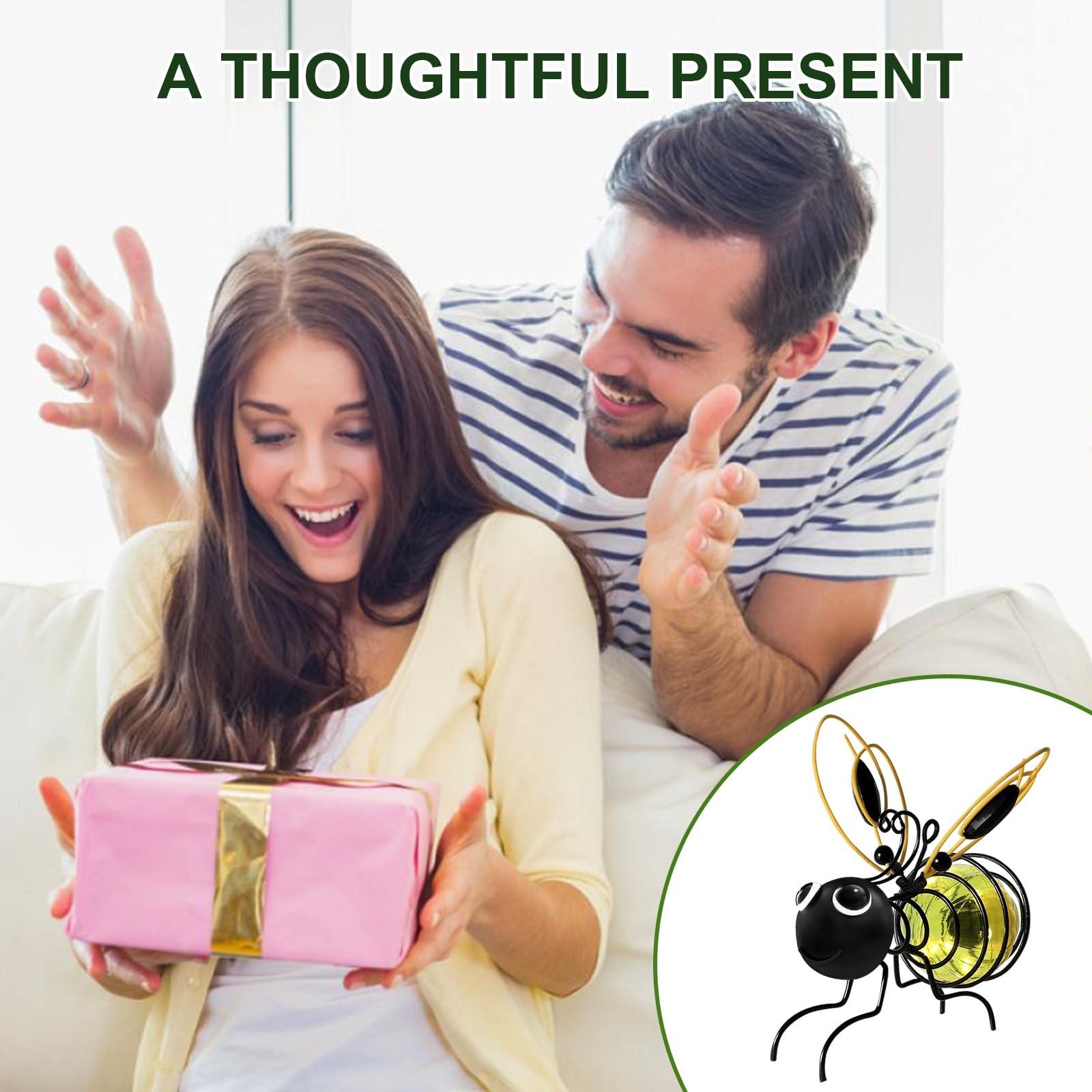 2-Pack Bee Door Hanger Decor, Outdoor Waterproof Metal LED Garden Light, Solar Powered, Spring Decoration, Porch, Yard, Gift