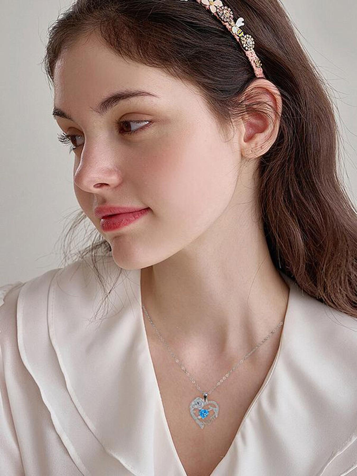 This rose jewelry gift box contains a heart-shaped rose mother's pendant necklace, a perfect gift for her/mother, aunt, grandmother, or wife on birthdays, Mother's Day, Valentine's Day, Women's Day, and Christmas.