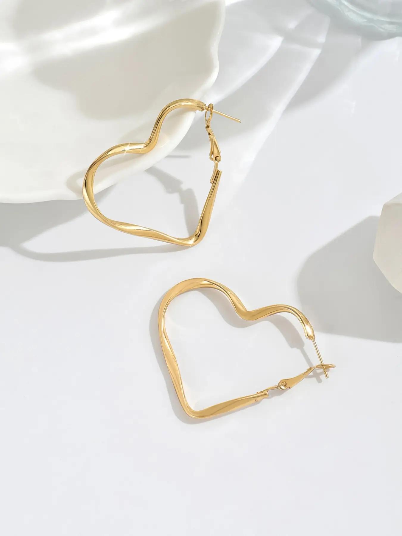 Women’s Dainty Heart Huggie Hoop Earrings, Lightweight Copper Tone Fashion Jewelry with Beating Heart Design, Minimalist Everyday Earrings for Birthday Gift, Date Night & Daily Wear