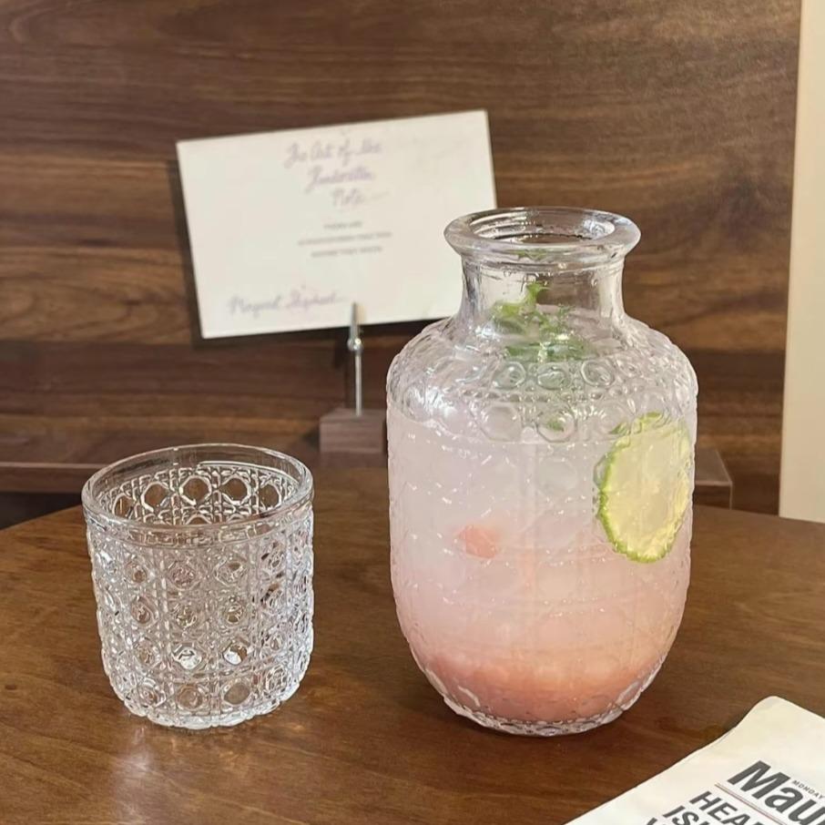 Premium Vintage Embossed Glass Bedside Carafe & Tumbler, Large Capacity Ins Style Thickened Explosion-Proof Pitcher with Dustproof Inverted Cup, Reusable Heat Resistant Stylish Drinkware Beverage Glassware for Home Living Room Hosting Office