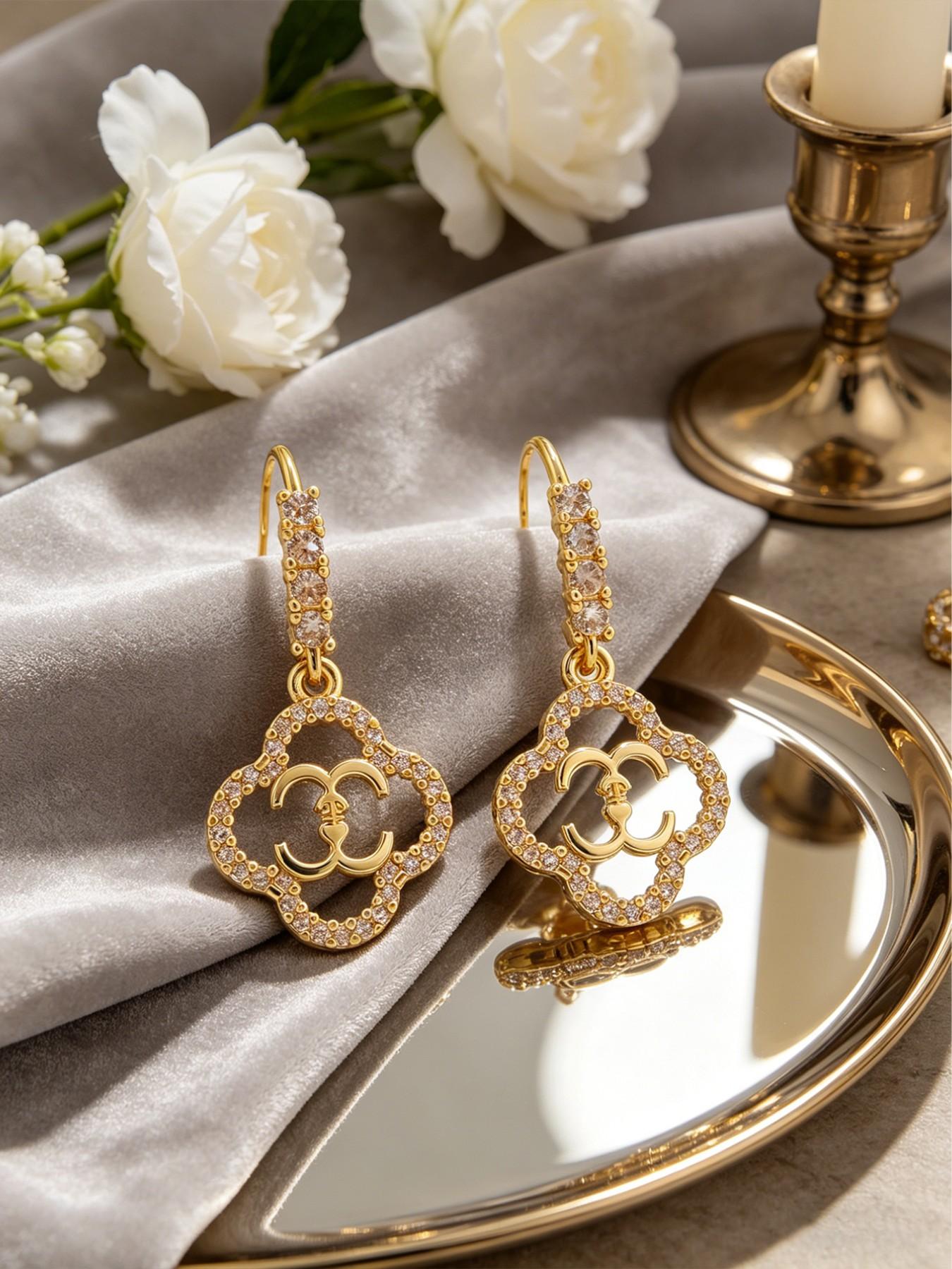 Four-leaf clover drop earrings, zircon four-leaf flower earrings, durable, colorfast, and hypoallergenic material, suitable for women's clothing and versatile accessories