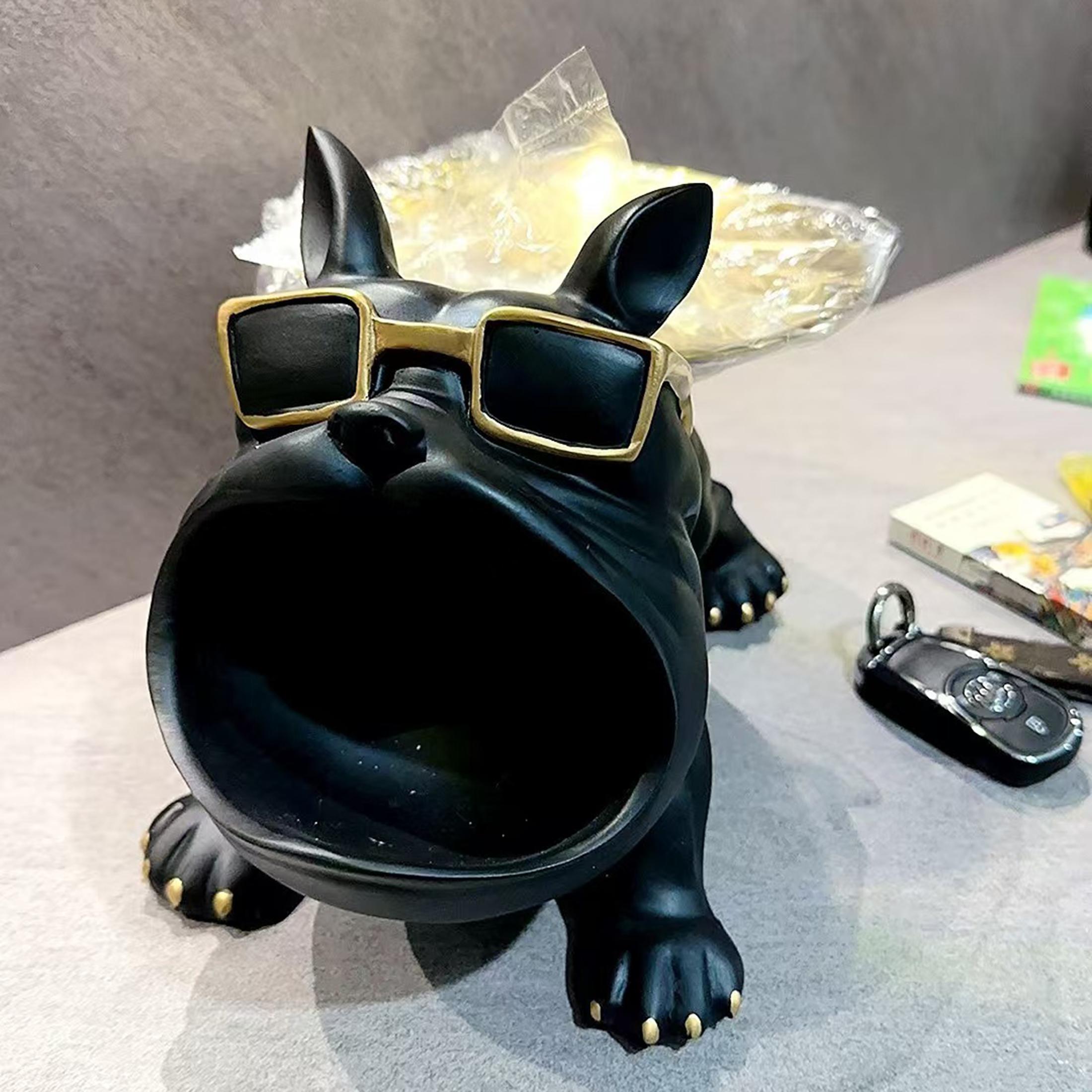 The dog entered the door, the key storage box, the shoe cabinet, the living room, the bedroom decoration, the storage decoration.