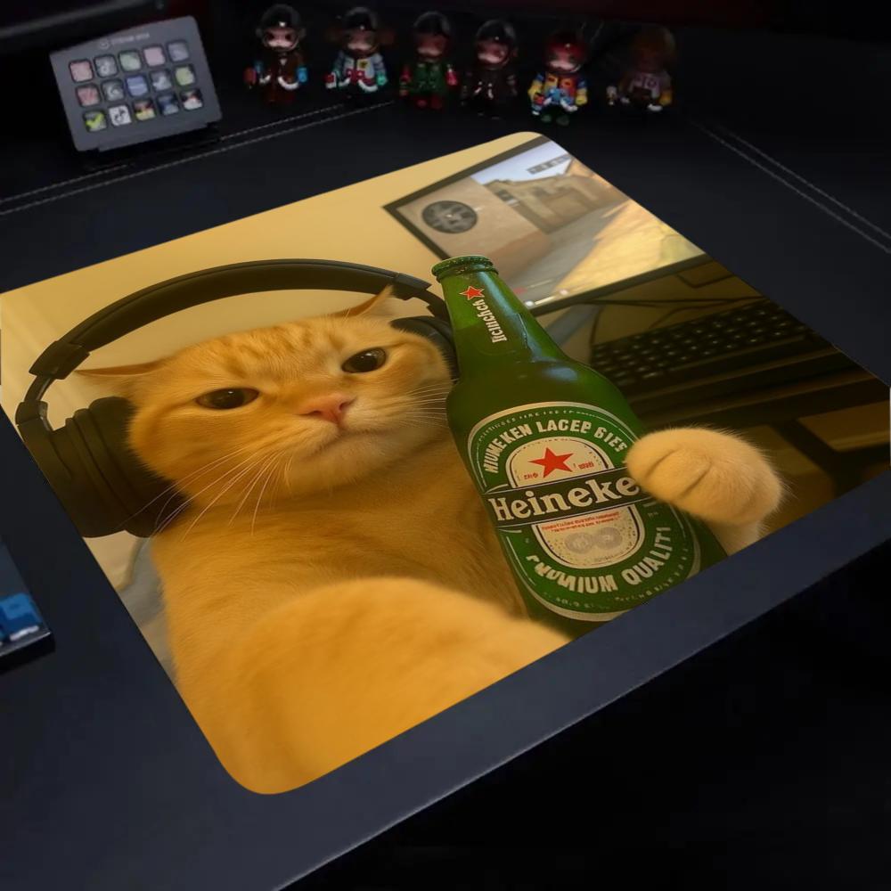 1 Mouse Pad Square rubber mouse pad, locked edge, non-slip, smooth surface. Computer accessory for office & gaming, fits laptop & PC. Available in large 45×40cm and small 22×18cm.