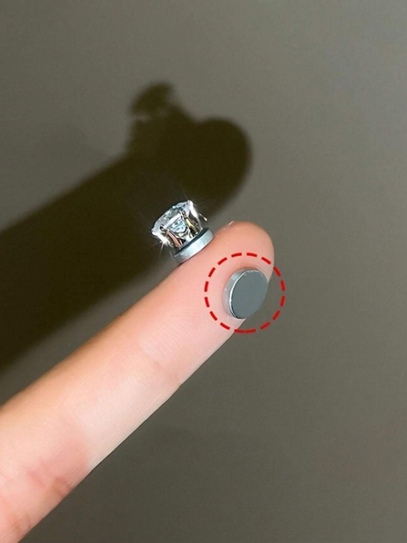 Sparkly magnetic clip-on earrings. No piercing, hypoallergenic & comfortable. Unisex stylish design for all occasions. Lightweight and easy to wear. Ideal jewelry for everyone.