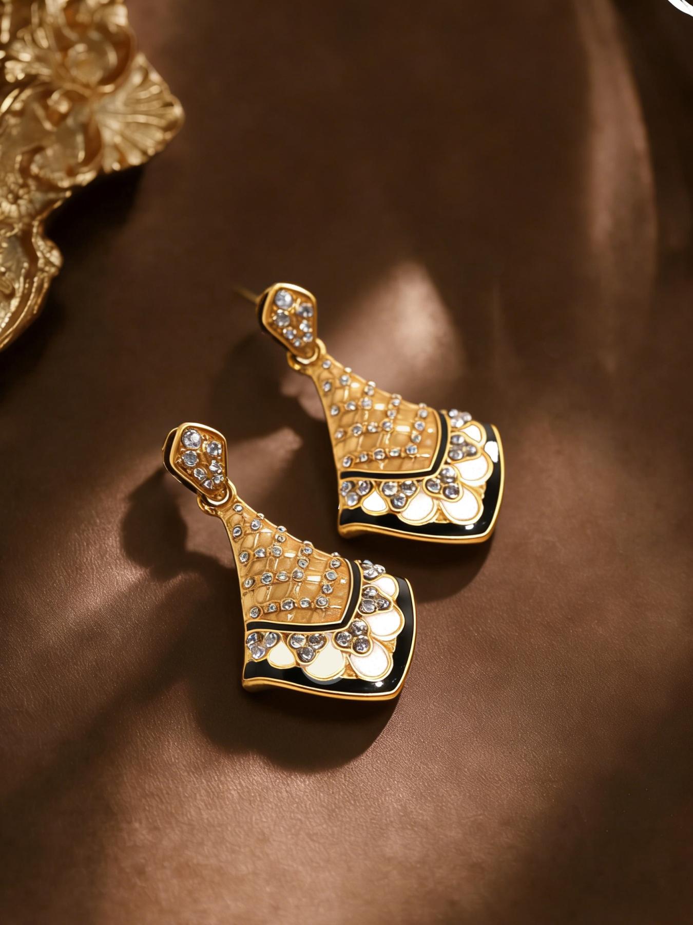 1 pair of retro elegant diamond studded earrings, with fan-shaped contours outlining elegant curves, complementing the broken diamonds. They are suitable for daily commuting, vacation and dating, and are also a surprising and exquisite small gift.