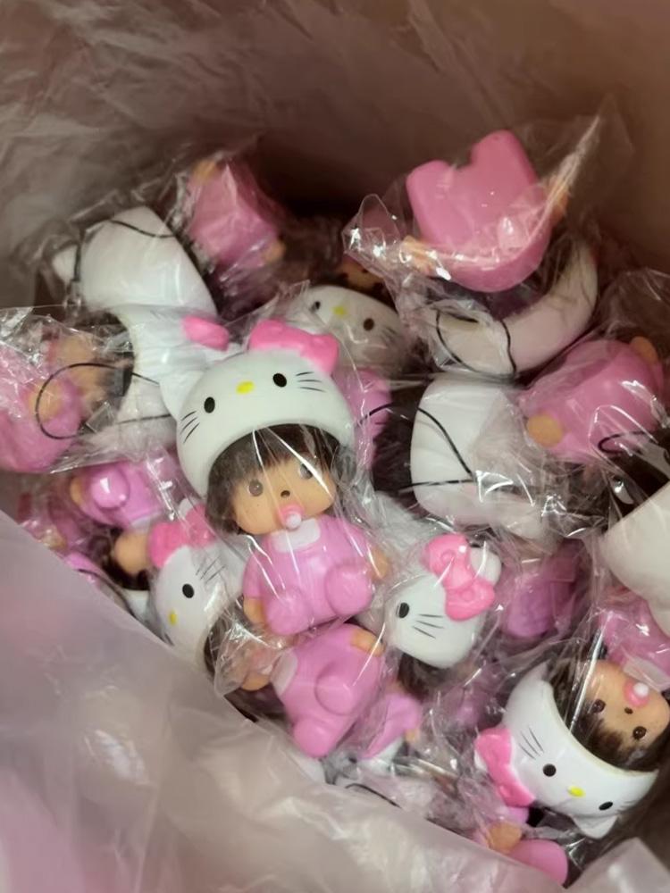 Hot-selling cute Hello Kitty and Monchhichi plush keychains, soft rubber 3D pendants, student schoolbag ornaments, car keychains, couple birthday gifts, creative cartoon merchandise, and girly accessories