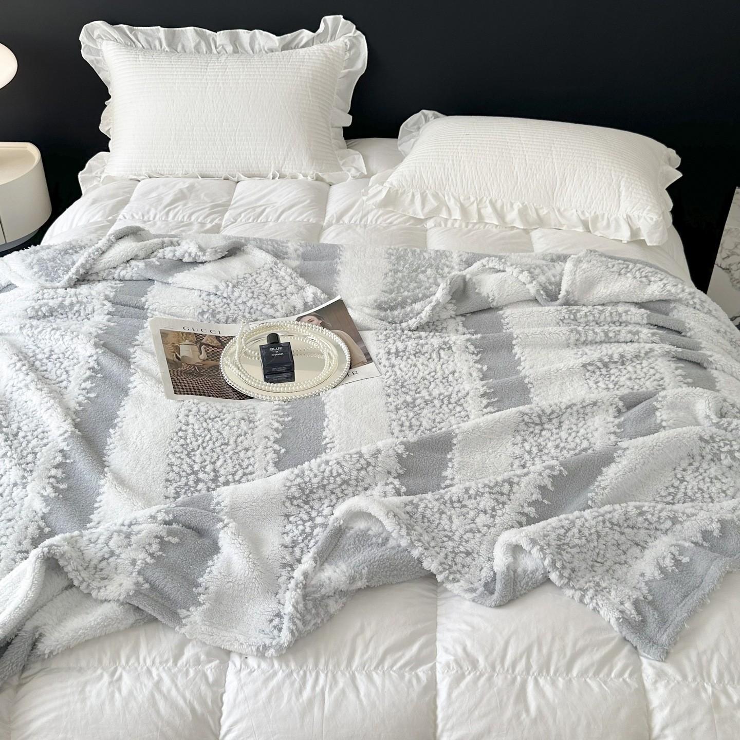 Wool cashmere nap blanket, comfortable and warm, suitable for use on sofa beds or office chairs.A lightweight and skin-friendly cover perfect for travel camping or at home. Great gift choice forfamily and friends