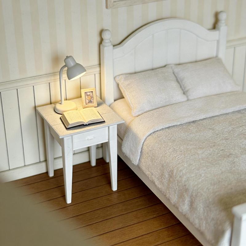 1:12 scale mini bedside table model, minimalist design, made of PLA material (not wood). Very suitable for decorating dollhouse bedrooms, model houses, BJD and OB11 dollhouse decorations, holiday gifts, and birthday surprises