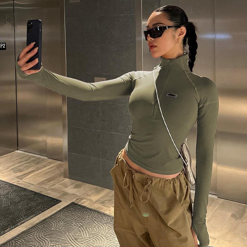 Women's Plain Zip-Up Crop Tee with Letter Patches and Stitching, Casual Trendy Mock-Neck Tight-Fitting Top for Daily Wear, Ladies' Spring & Fall Clothes