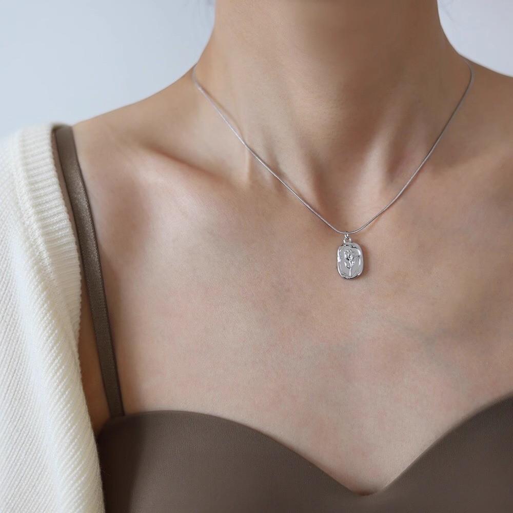 Titanium steel necklace minimalist square tag rose flower clavicle chain high-end women's pendant jewelry