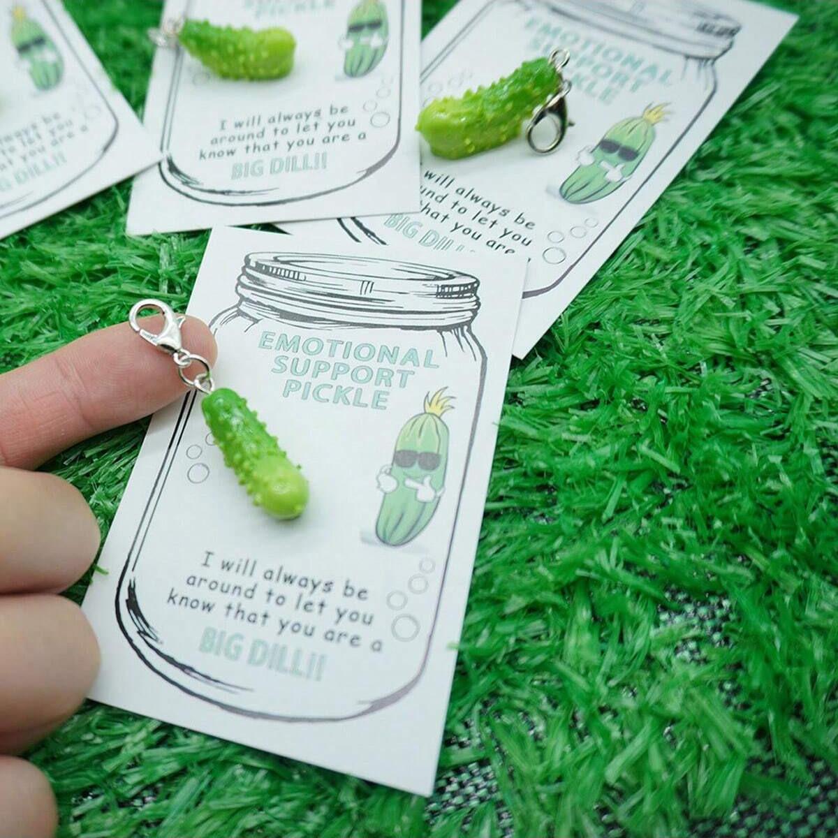 Mini Emotional Pickle Resin Keychain, Novelty Cucumber Pocket Card, DIY Hug Greeting Card, Stress Relief Cards, Creative Vegetable Gift