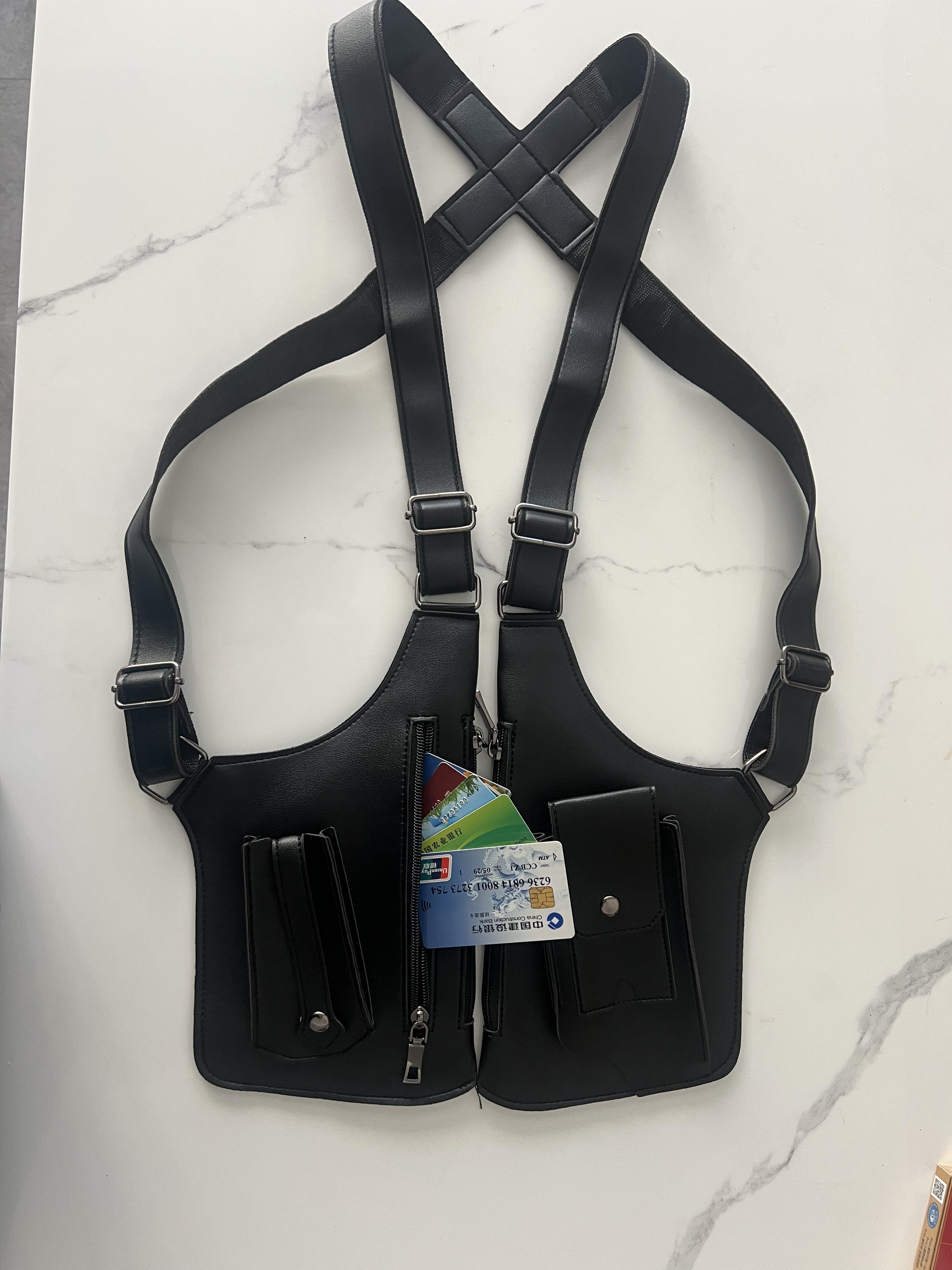 This unisex adjustable underarm shoulder bag is made of durable PU leather and features multiple flap pockets, an adjustable shoulder strap, and a zipper.