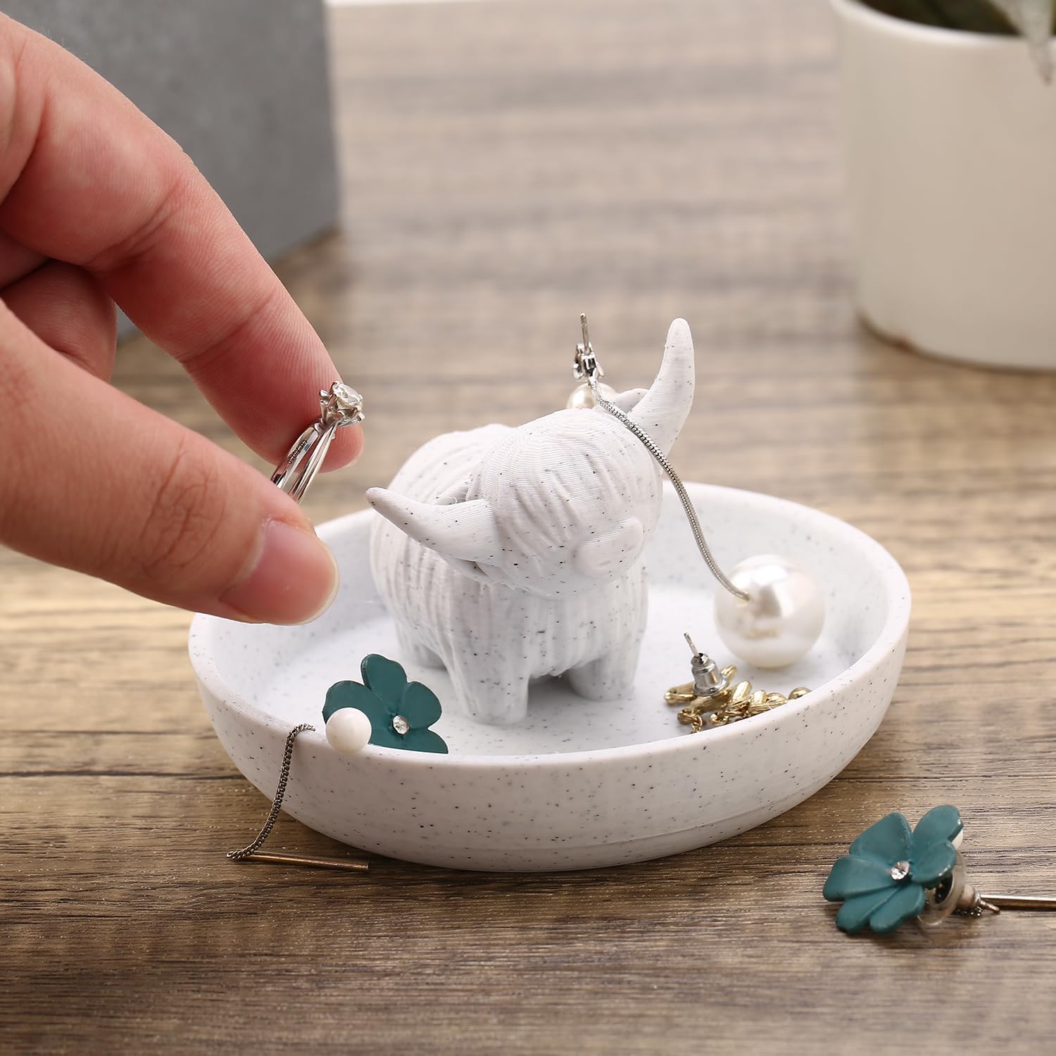 Highland Cow Ring Holder with Circular Dish, Plastic Farmhouse & Bohemian Style Cute Unique Women Gifts Stuff Ring Jewelry Plate Organizer for Bathroom Office Home Room Desk Decor,Christmas Gifts
