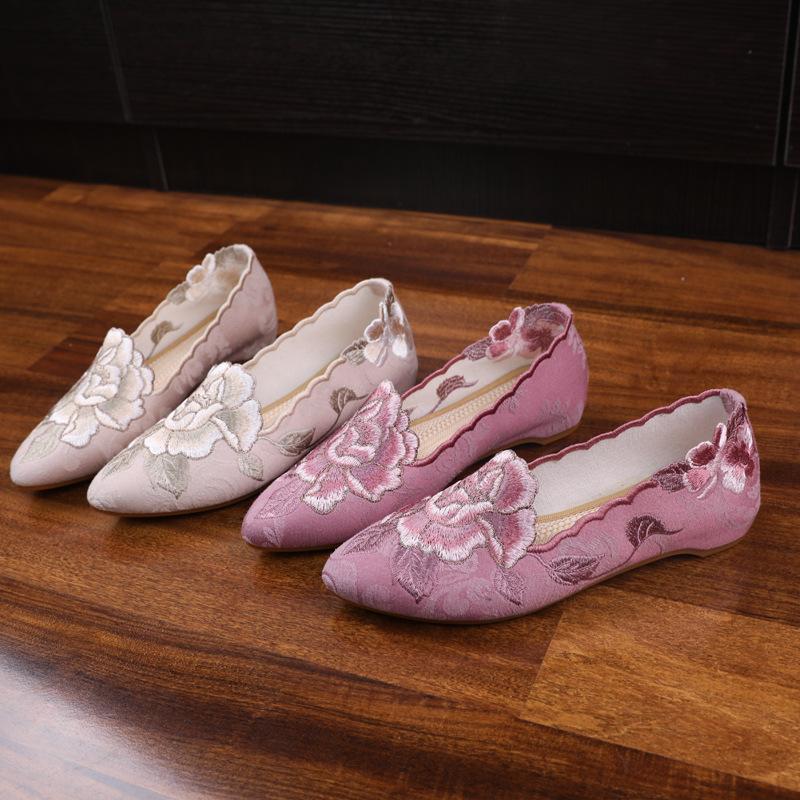Retro style embroidered shoes, flat shoes, old Beijing new Chinese cloth shoes, rubber soles, soft rubber sewing shoes, women's models