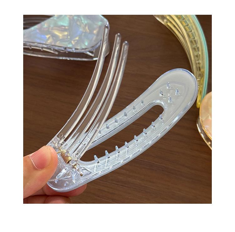 Romantic Hollow Heart Hair Claw | Dreamy Cut-out Heart Clip for Ponytails & Updos | Aesthetic Sweetheart Accessory for Women