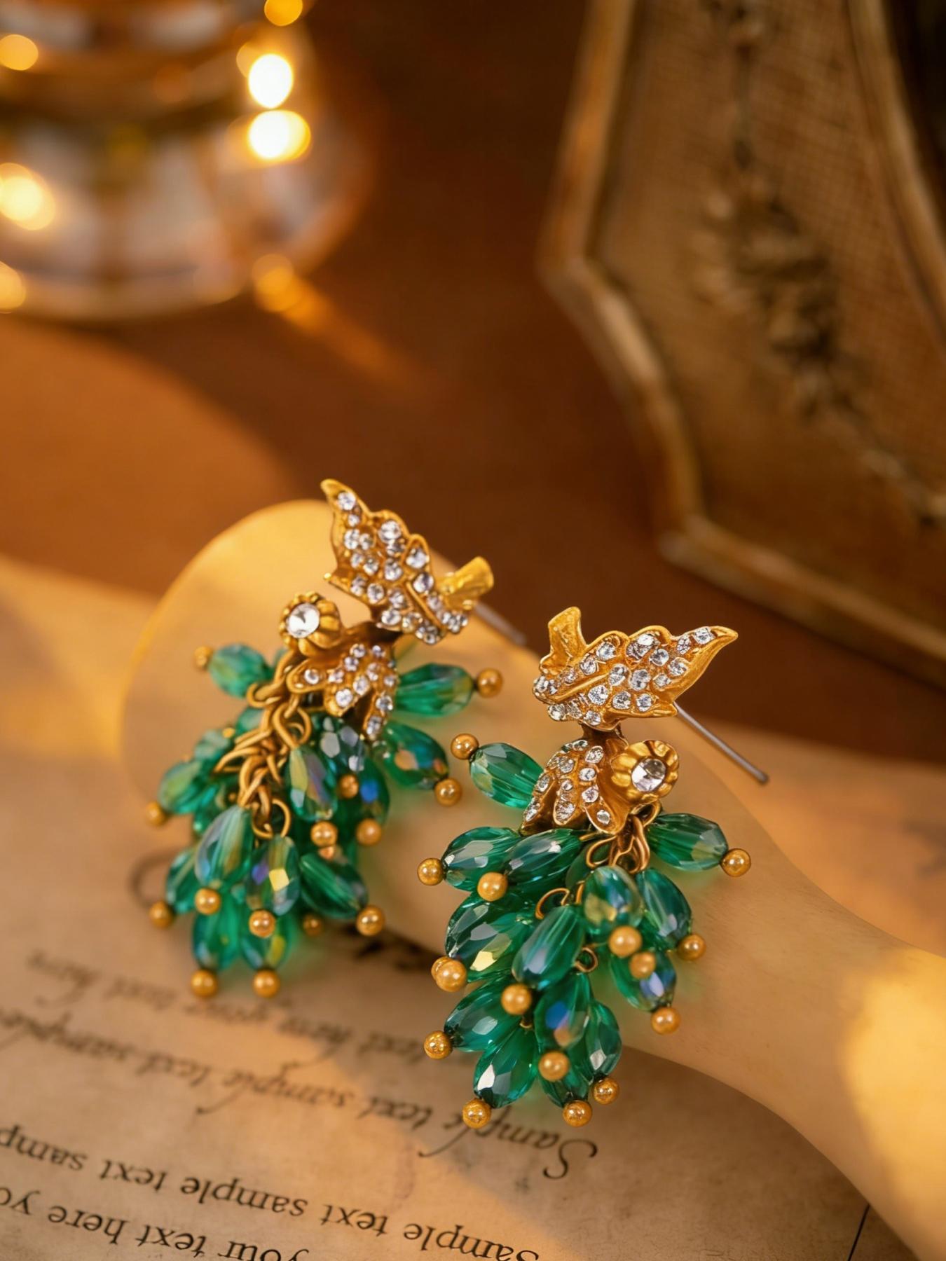 1 pair of vintage elegant leaf long earrings, suitable for daily commuting, vacation and dating, and also a surprising and exquisite small gift.