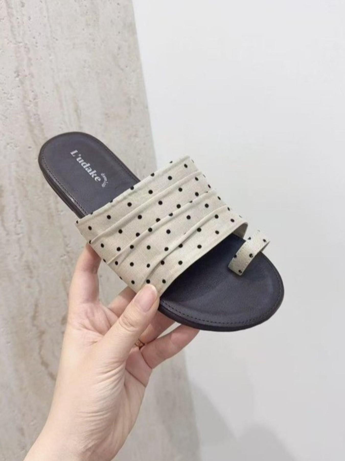 2026 Summer New Polka Dot Toe Cover Sandals for Women, Outdoor Wear, Flat Sole, Slip-On Design, Comfortable and Stylish Footwear