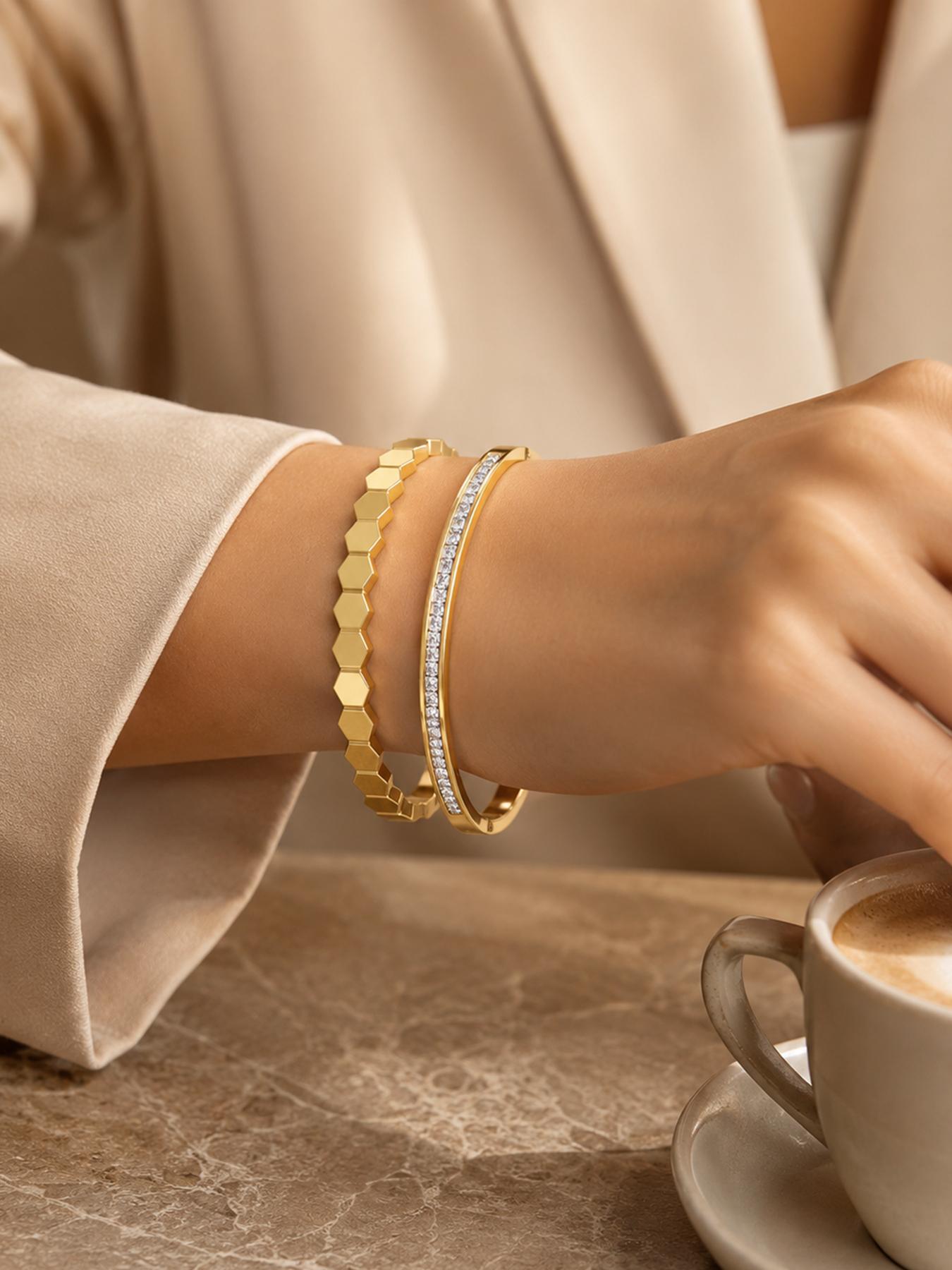 Versatile bracelet is lightweight, exquisite, and not picky about style. It has a delicate and polished texture that is high-end and can be paired with any clothing. It is the accessory with the highest frequency of daily wear