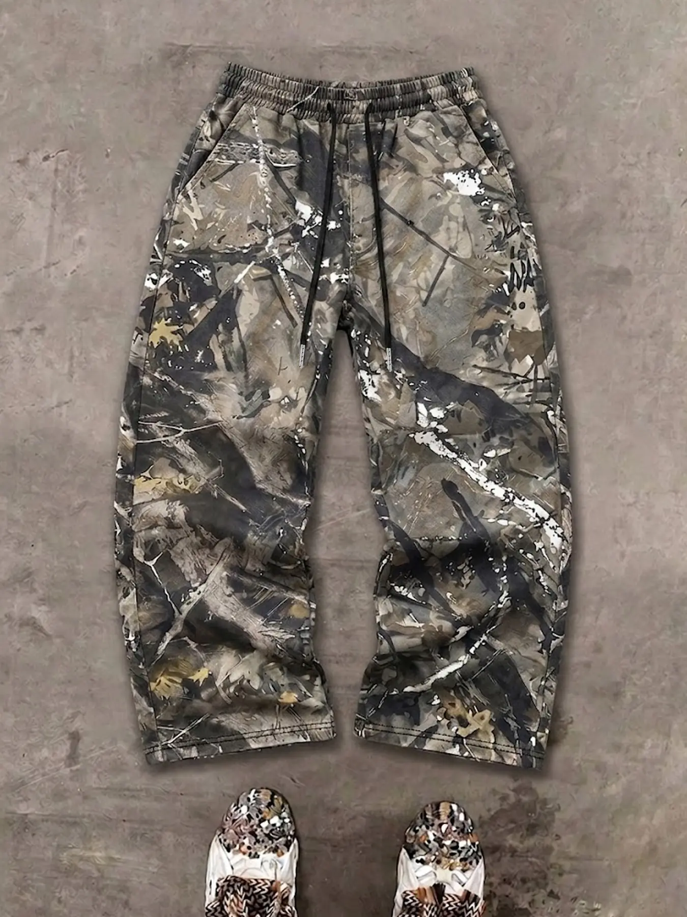 Vintage Real Tree Branch Leaf Camo All Over Print Casual Sweatpants, Camo Printed Pants, White Contrast Double Drawstring Elastic Waist Side Pocket Utility Lightweight Breathable Wrinkle Resistant Soft Streetwear Y2K Grunge Skater Campus Daily Festival