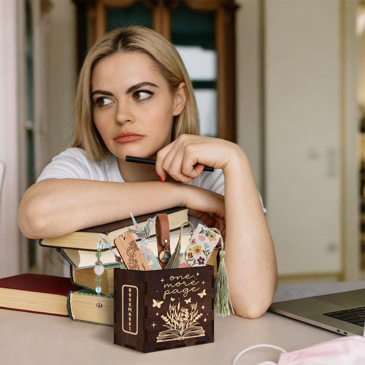 Square Bookmark Clip, Book Lover Gift, Office Supplies, Desk Accessories, End-Of-Year Present, Ideal for Librarians, Teachers, Women