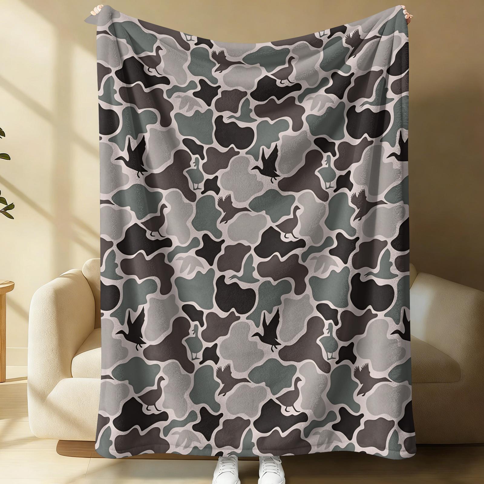 Multicolor Retro Camouflage Print Flannel Throw Blanket, Abstract Camo Pattern Blanket for Summer Air Conditioner Room, Lightweight Cozy Blanket for Bed Sofa Cover Office Nap Car Camping Travel