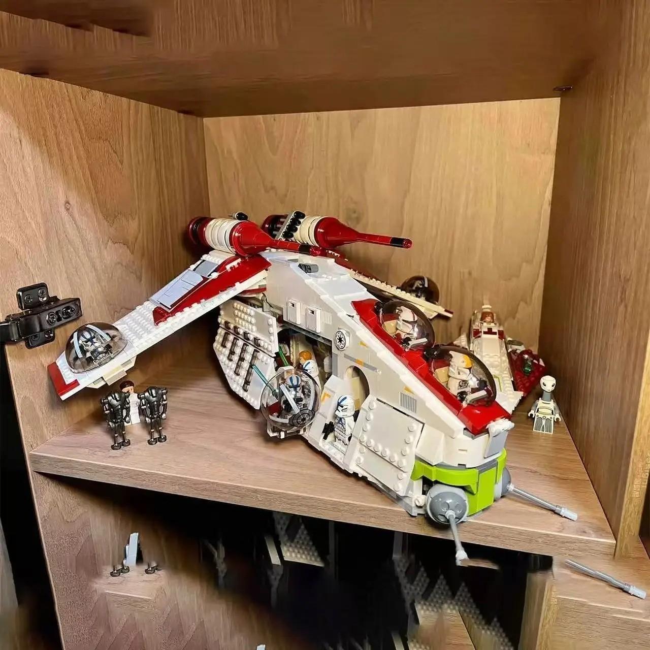 1228 Pieces New Arrival Space Battle Series Republic Ship DIY Decoration Building Blocks Collectible Toy for Kids Birthday Gift