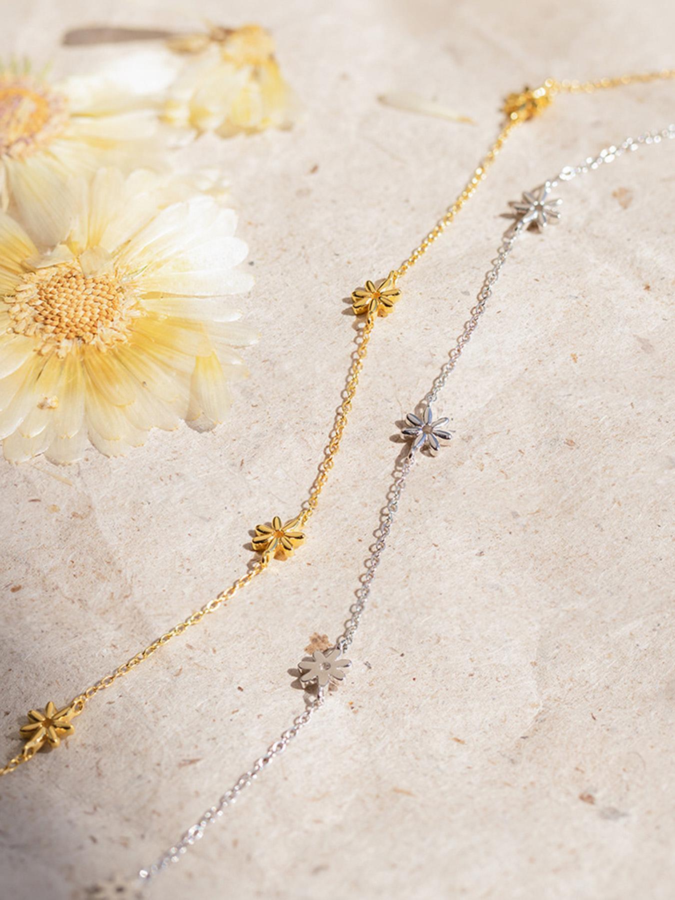 Elegant 18k Delicate Chain Necklace, Unique Design Choker for Office & Dates, Chic Daisy Pendant Jewelry