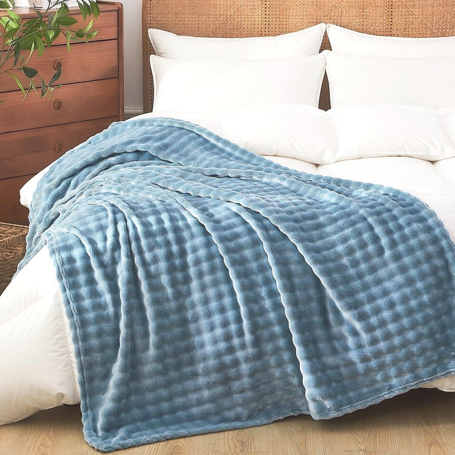 Ultra Soft Flannel Blanket Queen Size, Luxurious Plush Blanket for Sofa Bed Chair, Warm Breathable, Anti-Static Ultra Fine Fleece Bedding