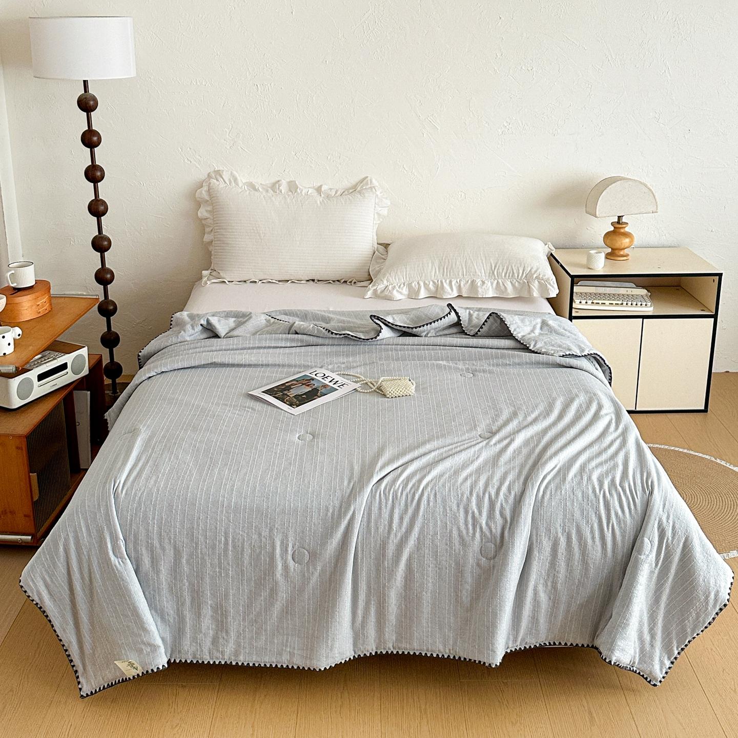 1pcs Solid Color Minimalist Summer Comforter, Cooling Quilt, Air Conditioning Blanket, Yarn-Dyed Jacquard Striped Single & Double Size, Quilted Fixed Filling Machine Washable, Soft Skin-Friendly Breathable Summer Quilt