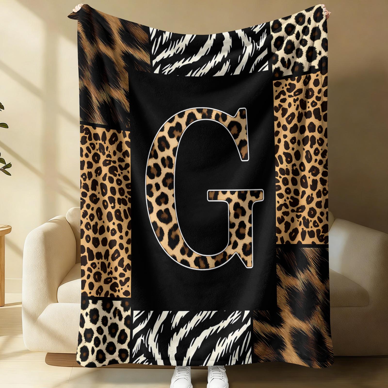 26 Letters Leopard Print Flannel Blanket, Soft & Comfortable, Warm & Breathable, Perfect for Couch Bed Recliner, Stylish Alphabet Printed Flannel Throw, Suitable for Bedroom Living Room Dorm, All-Season Cozy Gift Blanket
