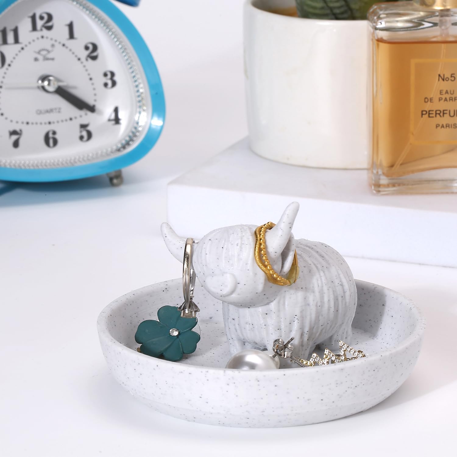 Highland Cow Ring Holder with Circular Dish, Plastic Farmhouse & Bohemian Style Cute Unique Women Gifts Stuff Ring Jewelry Plate Organizer for Bathroom Office Home Room Desk Decor,Christmas Gifts