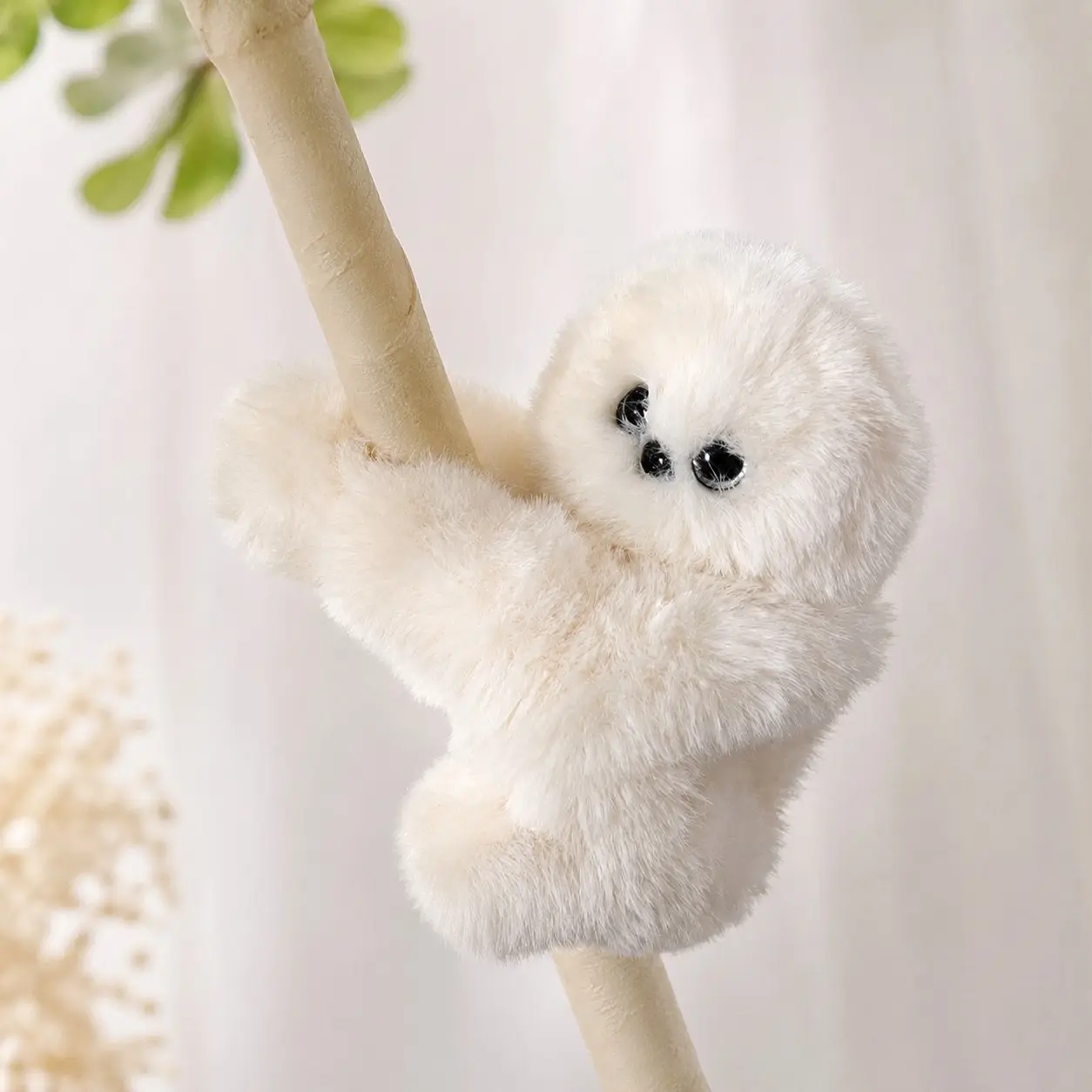A plush owl that talks, sings, and bobs its head—a soft, fluffy owl decoration suitable for both cars and homes; its cute plush design makes it a charming accent for desks and living rooms, and a unique Soft Cuddly Gift for owl enthusiasts.