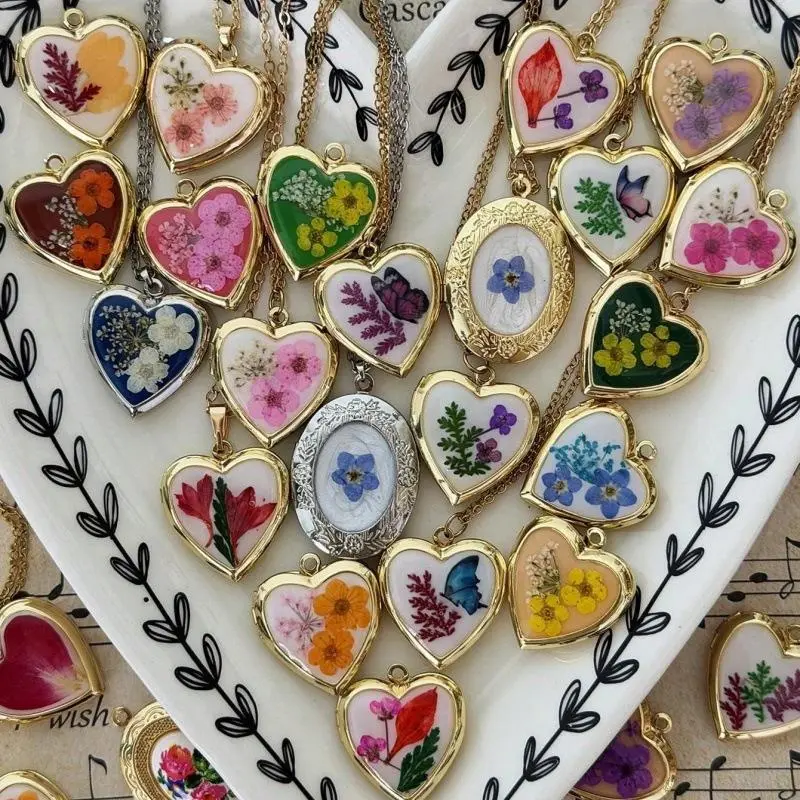 Vintage Pressed Flower Locket Necklace for Women, Romantic Cottagecore Photo Pendant Jewelry with Colorful Dried Flowers, Aesthetic Y2K Charm Necklace for Gifts, Date Nights, Festivals & Everyday Styling