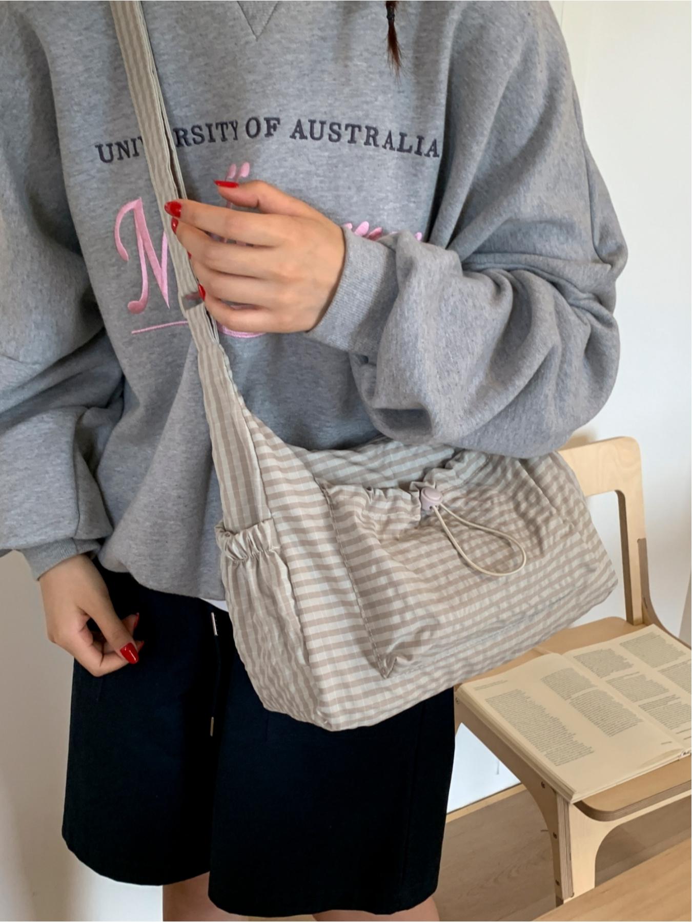 Japanese-style minimalist plaid canvas bag, large capacity, 2025 new autumn/winter casual shoulder/crossbody bag, high-end commuter dumpling bag, zip closure, suitable for campus, workplace, commuting, casual shopping, and everyday accessories.