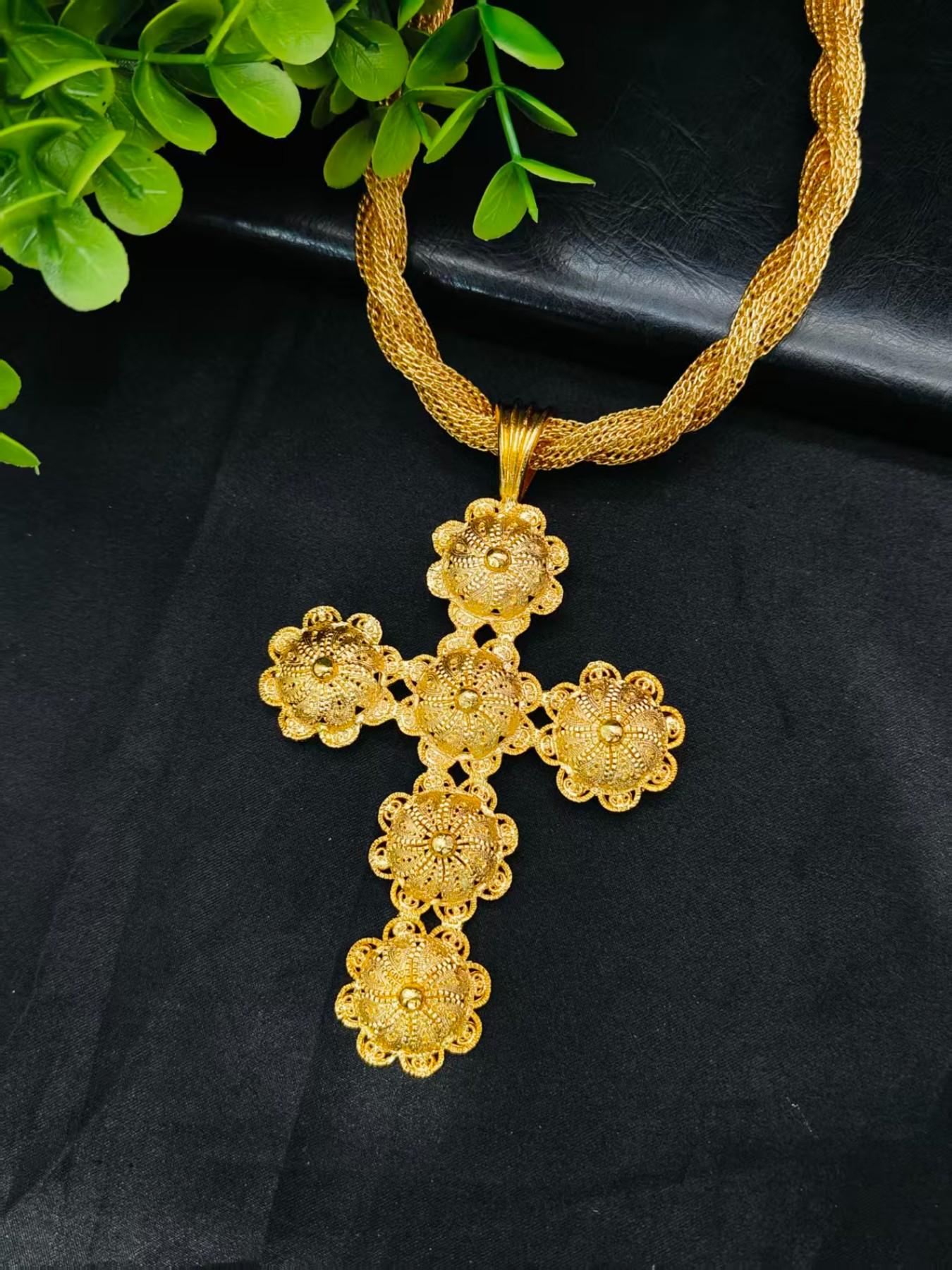 Fashion Women's Cross Pendant Necklace, Cross Chain Design, Chain Necklaces, Ethnic Pattern, Party Style, All Seasons, Zinc Alloy Chain, Wedding Anniversary Gift