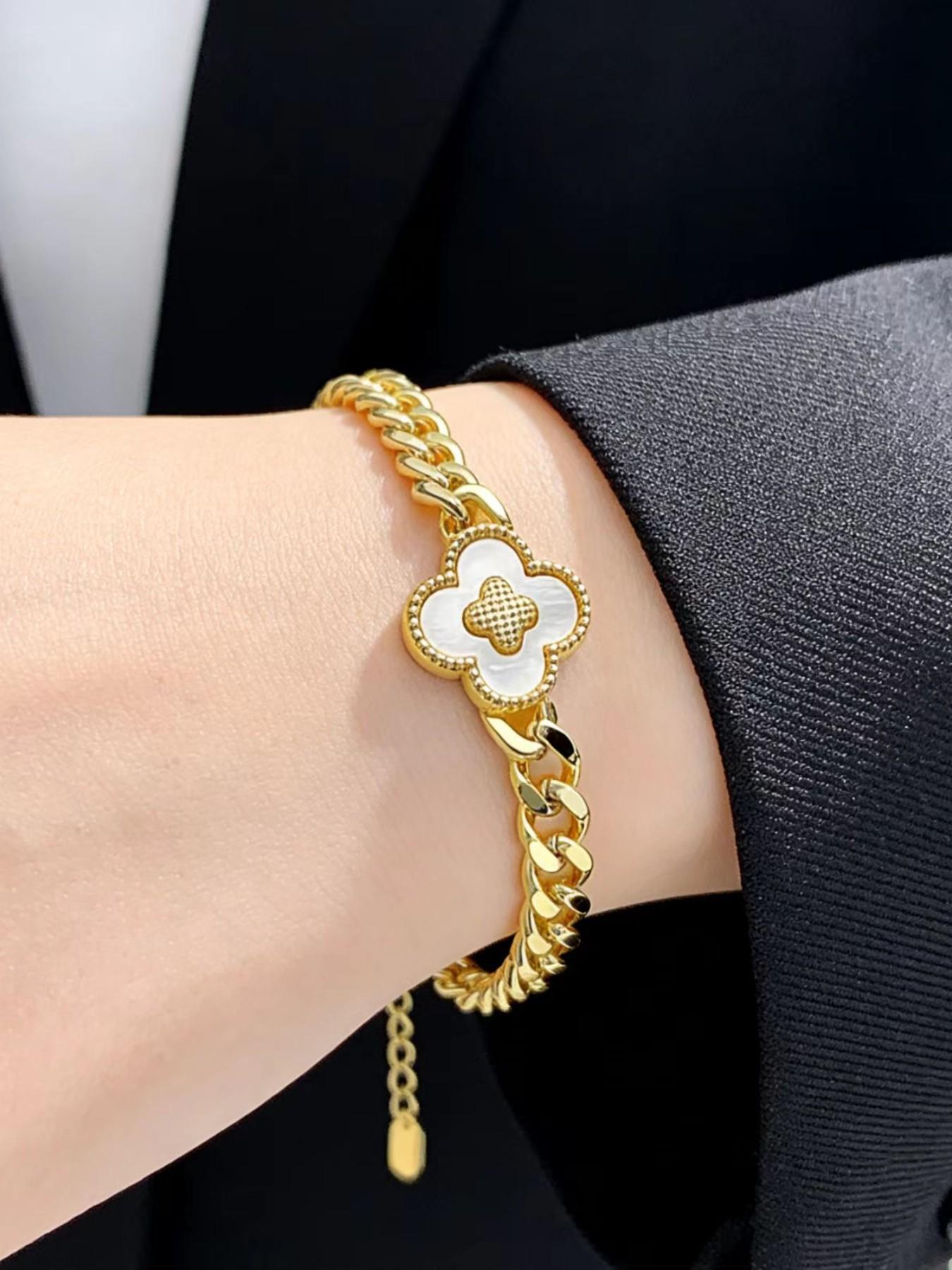 Women's shiny four-leaf clover floral shell 18K gold-plated jewelry bracelet, elegantly designed for daily wear.