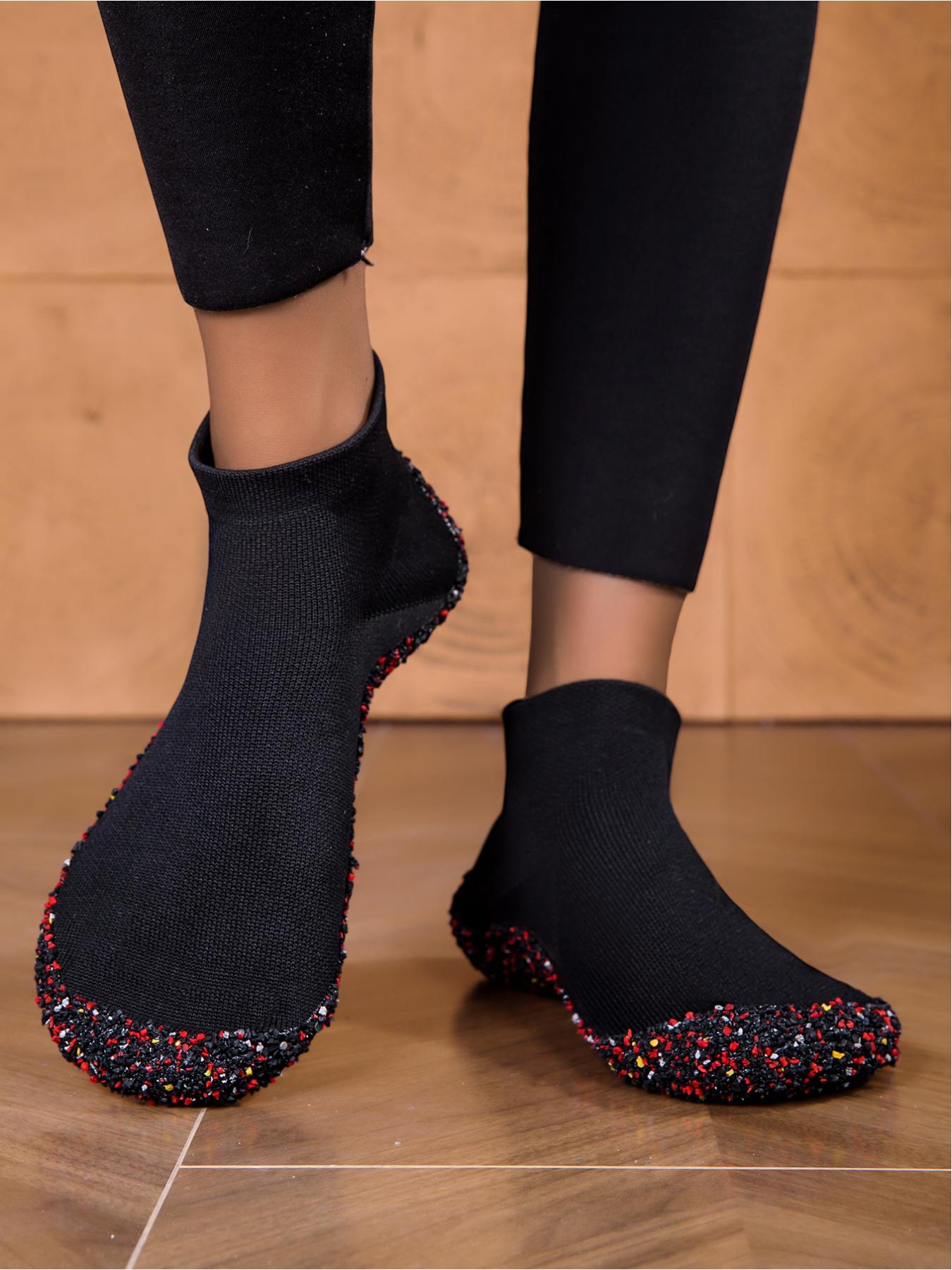 Ladies wear fitness yoga barefoot shoes with a widened toe design and a heel loop for easy on and off, suitable for fitness training, running, hiking, swimming, yoga and other sports scenes