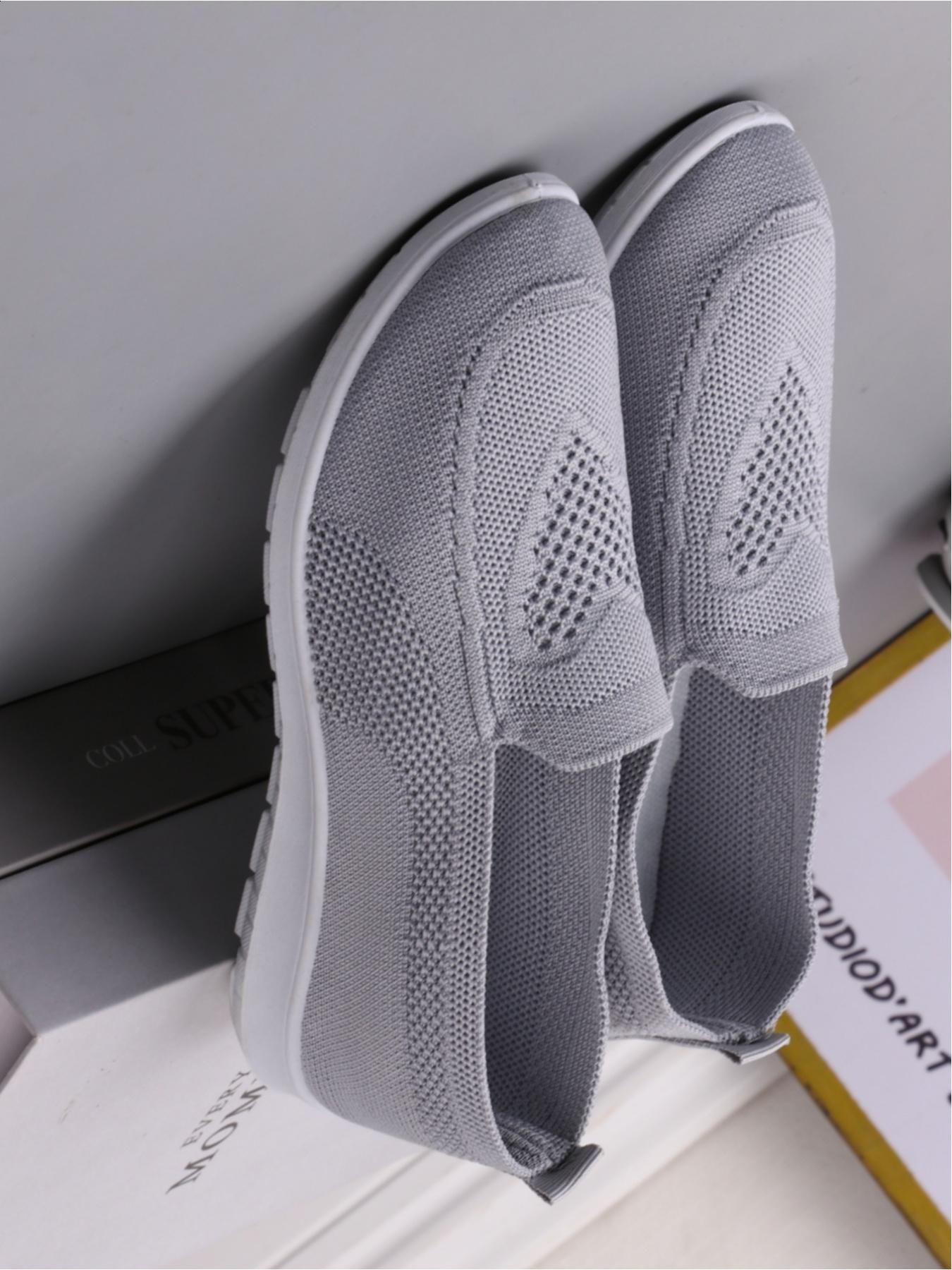 Ladies' casual sports shoes, made of mesh material for comfortable wrapping and lightweight fit, with a simple design of the sole. Available in multiple colors for daily use, ideal for commuting to campus, and a practical gift for girlfriends' birthdays