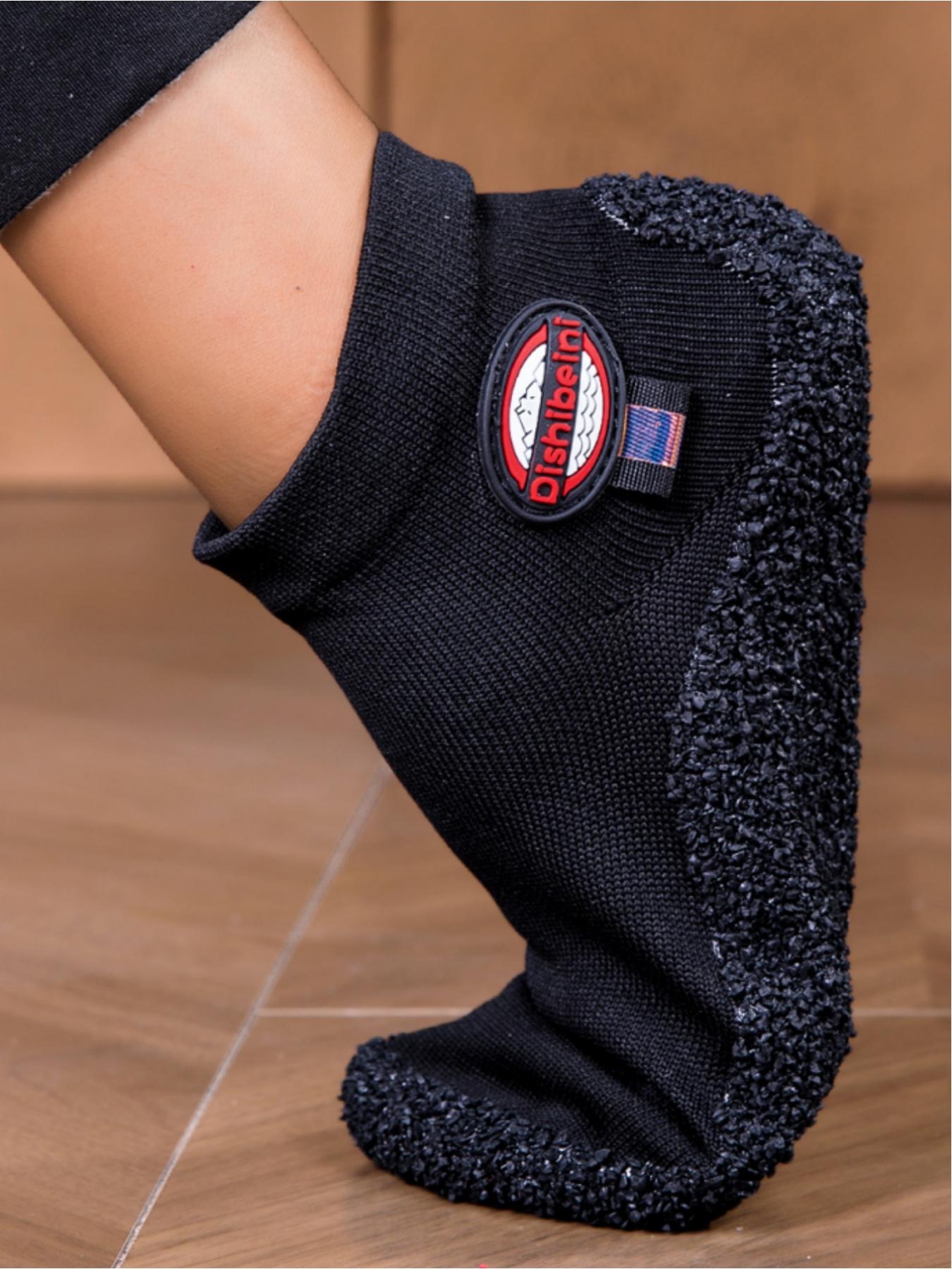 Ladies wear fitness yoga barefoot shoes, with widened toe caps that soft wrap around the foot shape and warm and comfortable lining. They are suitable for indoor home yoga casual wear, fitness training, swimming yoga and other sports scenes