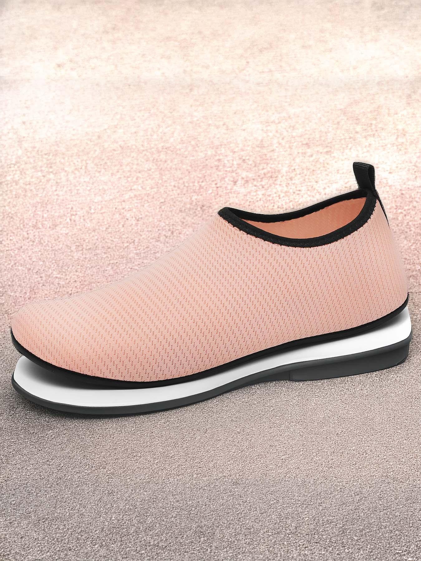 A pair of women's outdoor wading canyoning shoes, breathable and quick-drying mesh, non-slip and wear-resistant, suitable for beach, outdoor and water sports casual wear.