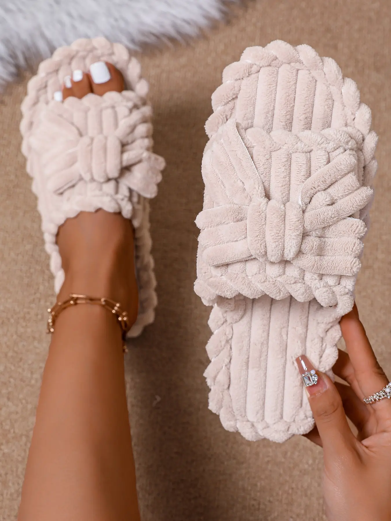 Women's new home casual comfortable slippers, fluffy with extra fleece and thickness for autumn and winter cold protection and warmth, simple and versatile soft bedroom slippers, suitable for wearing in various casual indoor occasions, a must-have gift.