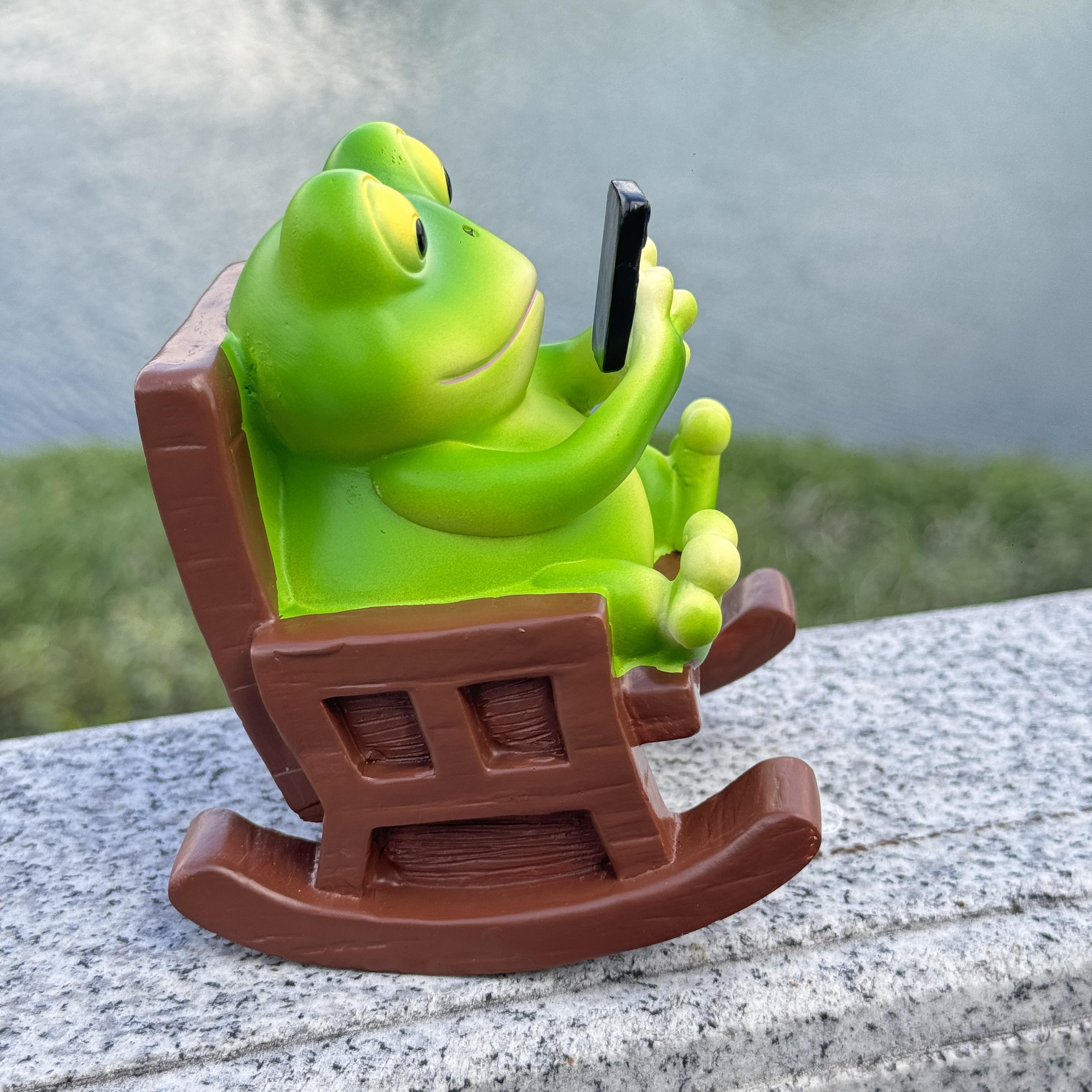 Cute Lazy Frog Rocking Chair Ornament, Trendy Smartphone Playing Pet Design, Desk Office Stress Relief Decorative Item
