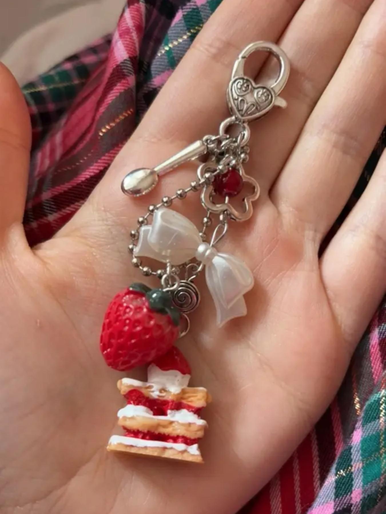 Cute Strawberry Cake Dessert Keychain, Fruit Girly Keychain, Cute Keychain Accessory, Handmade Y2K Resin Cake Strawberry Charm Beaded Keyring for Women Bow Heart Mobile Phone Lanyard Key Ring Bag Decoration Pendant Jewelry Accessories Gift
