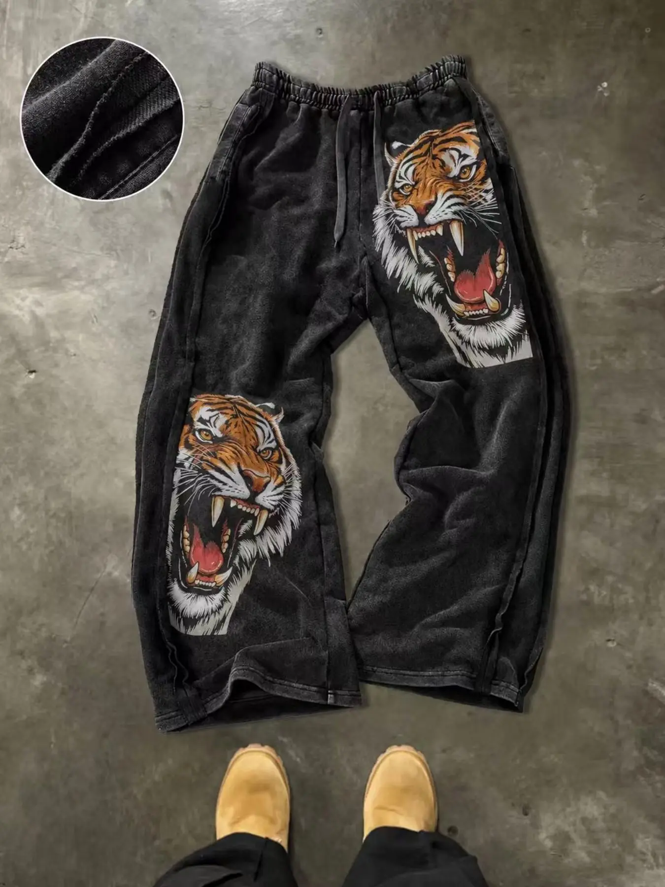 Men American High Street Distressed Wide Leg Sweatpants, Realistic Roaring Tiger Graphic Print, Frayed Edge Patchwork Design, Elastic Drawstring Waist, Retro Wild Cool Casual Streetwear Trousers, Loose Fitting Drawstring