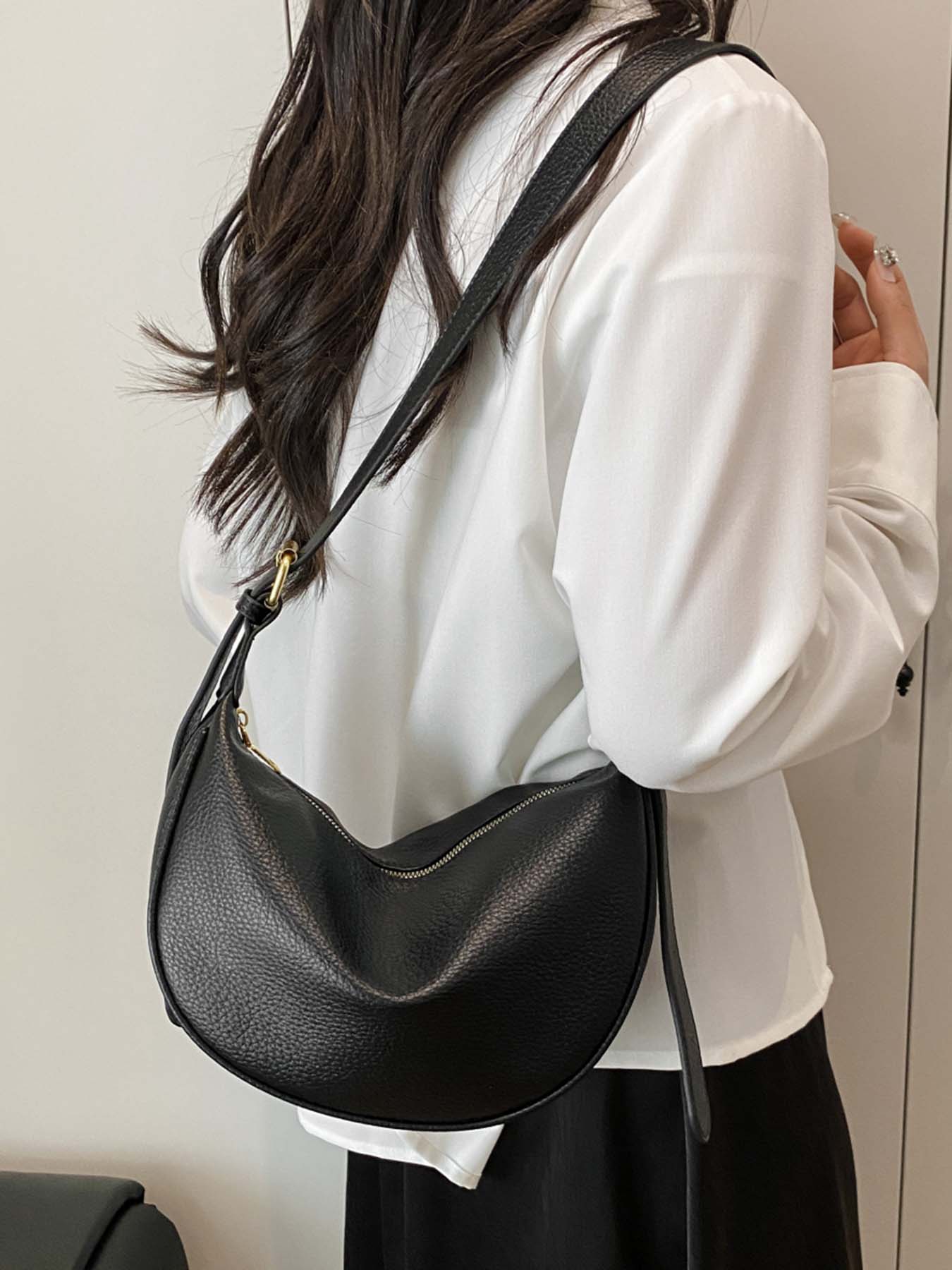 Black simple and fashionable lychee pattern crescent bag, niche pleated bag body, adjustable wide shoulder strap crossbody bag, metal buckle decoration, lightweight daily commuter bag, suitable for shopping, dating, etc.